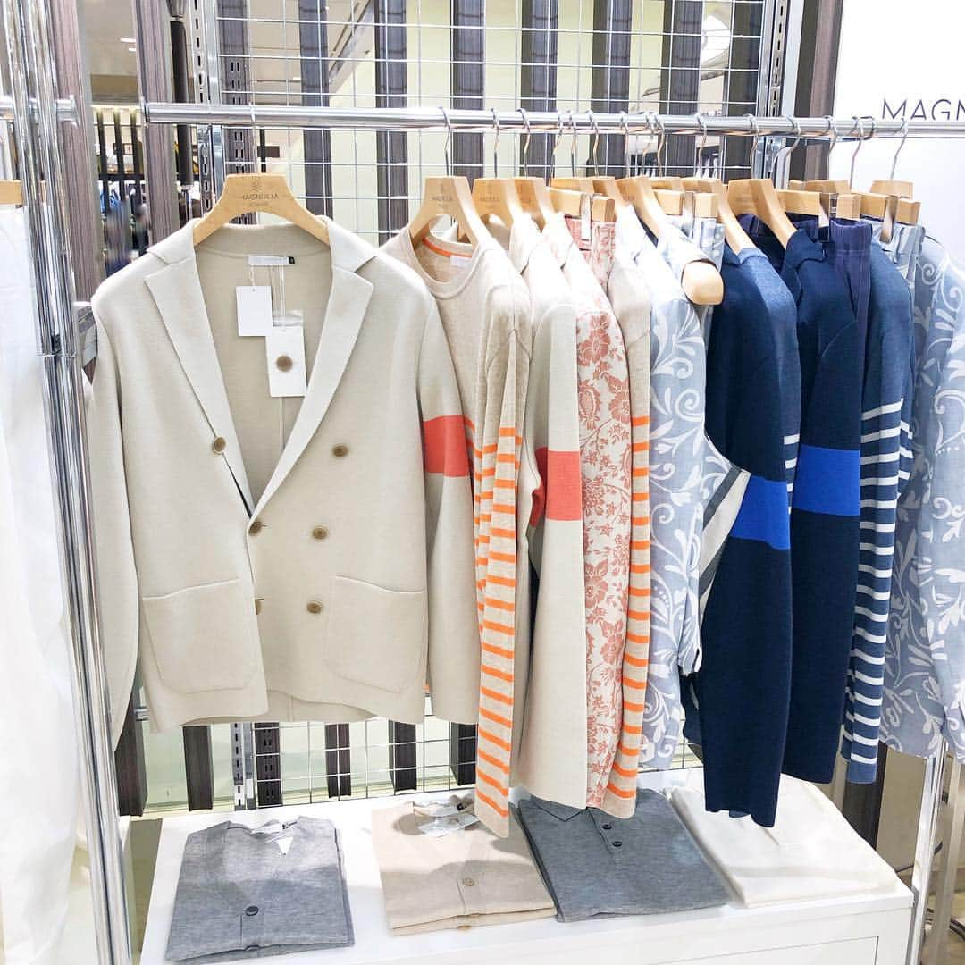 manamisotayutaさんのインスタグラム写真 - (manamisotayutaInstagram)「#横浜高島屋 で開催中の @magnoliatokyo.jp  のpopupstoreに行ってきたよ♡ ・ 先日パパの誕生日だったんだけど。 プレゼントまだ渡してなくて🤣 娘といろいろ見てきたよ♪  今春デビューしたばかりのブランド #magnoliatokyo ❤︎❤︎❤︎ デビュー限定のロゴt はシンプルで使えそう♪ 生地、素材にこだわったスーツはすごくかっこいい✨ 小物は女性も兼用で使えるオシャレなものばかり♡ 特にトートバックは底にロゴが入っていてオシャレだったなぁ❤️ パパへは毎年何枚も買い足すホワイトロゴt を❤︎❤︎ 新ブランド、要チェックだよ✨  popupは↓で開催中💗 ・横浜高島屋（4/10～4/23）6F Aエスカレーター横にて開催中！ ・日本橋高島屋（5/8～5/21） ・大阪高島屋（6/12～6/25）  父の日プレゼントにもいいよ🎁❤️ ＊ ＊ ＊ #magnoliatokyo #マグノリアトウキョウ #木蓮東京 #chao_app  #父の日#プレゼント#メンズブランド #popupstore #横浜#shopping#プレゼント選び#トートバッグ#スカーフ#スーツコーデ」4月16日 14時26分 - manamisotayuta