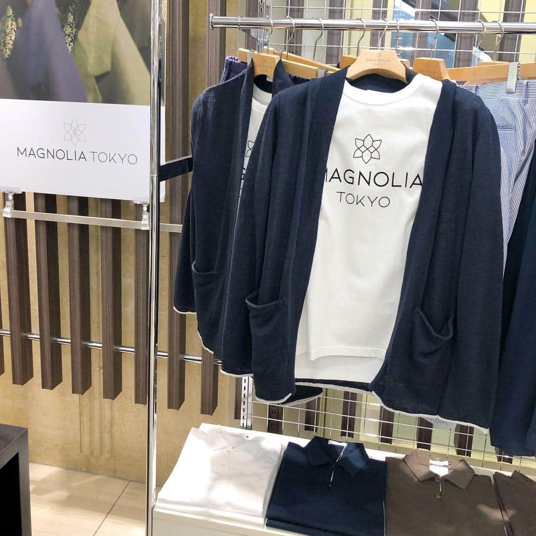 manamisotayutaさんのインスタグラム写真 - (manamisotayutaInstagram)「#横浜高島屋 で開催中の @magnoliatokyo.jp  のpopupstoreに行ってきたよ♡ ・ 先日パパの誕生日だったんだけど。 プレゼントまだ渡してなくて🤣 娘といろいろ見てきたよ♪  今春デビューしたばかりのブランド #magnoliatokyo ❤︎❤︎❤︎ デビュー限定のロゴt はシンプルで使えそう♪ 生地、素材にこだわったスーツはすごくかっこいい✨ 小物は女性も兼用で使えるオシャレなものばかり♡ 特にトートバックは底にロゴが入っていてオシャレだったなぁ❤️ パパへは毎年何枚も買い足すホワイトロゴt を❤︎❤︎ 新ブランド、要チェックだよ✨  popupは↓で開催中💗 ・横浜高島屋（4/10～4/23）6F Aエスカレーター横にて開催中！ ・日本橋高島屋（5/8～5/21） ・大阪高島屋（6/12～6/25）  父の日プレゼントにもいいよ🎁❤️ ＊ ＊ ＊ #magnoliatokyo #マグノリアトウキョウ #木蓮東京 #chao_app  #父の日#プレゼント#メンズブランド #popupstore #横浜#shopping#プレゼント選び#トートバッグ#スカーフ#スーツコーデ」4月16日 14時26分 - manamisotayuta