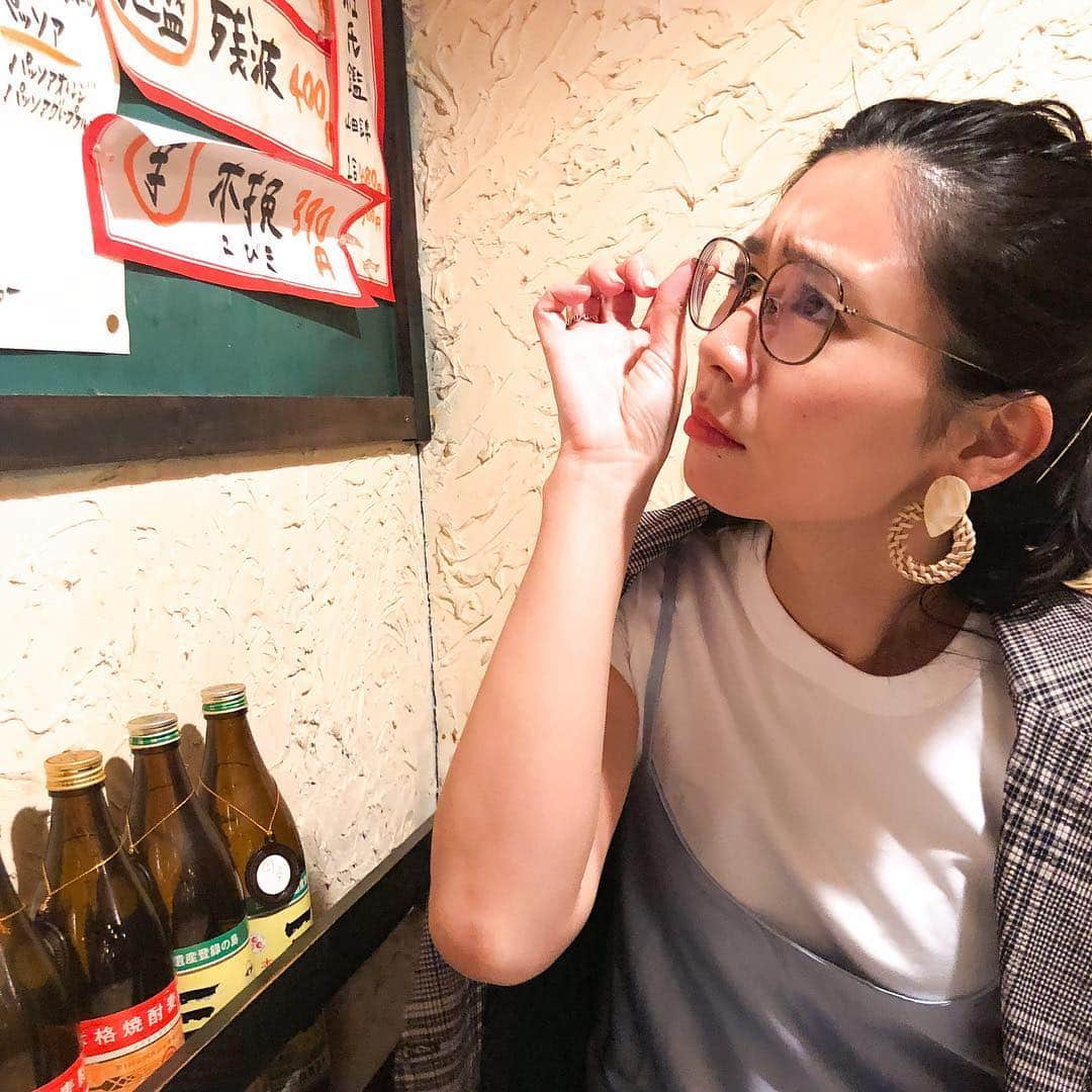 篠原真衣さんのインスタグラム写真 - (篠原真衣Instagram)「. . 昨夜メニューが読めず眼鏡装備👵🏻。 . 週4で通いたいお店に出会いました💕 隠れ家的で料理が美味しくて、気取らずほっとして、良い塩梅。 . . とても寒がりな私ですが昨日はTシャツ姿。 外の気温は10度。 . 暖をとろうと入った店内は冷房ガンガン、極寒。 . それも、シェフ自ら厨房とホールを汗かきながら右往左往してくれているので納得。 私は熱々のナスの揚げ浸しでほっこり暖をとらせていただきました♨️ . . 今日は お休みだしお買物に行きたいけど、 部屋の窓を開け放って、台本チェックや衣替えやスケジュールの整理や諸々攻めましょうか🌞」4月16日 14時36分 - shinomai425