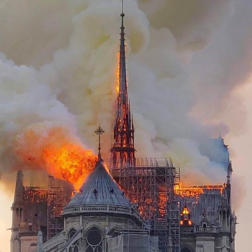 セリーナ・ジェイドのインスタグラム：「My heart goes out to Paris for the tragic loss of Notre Dame... 😭🇫🇷」