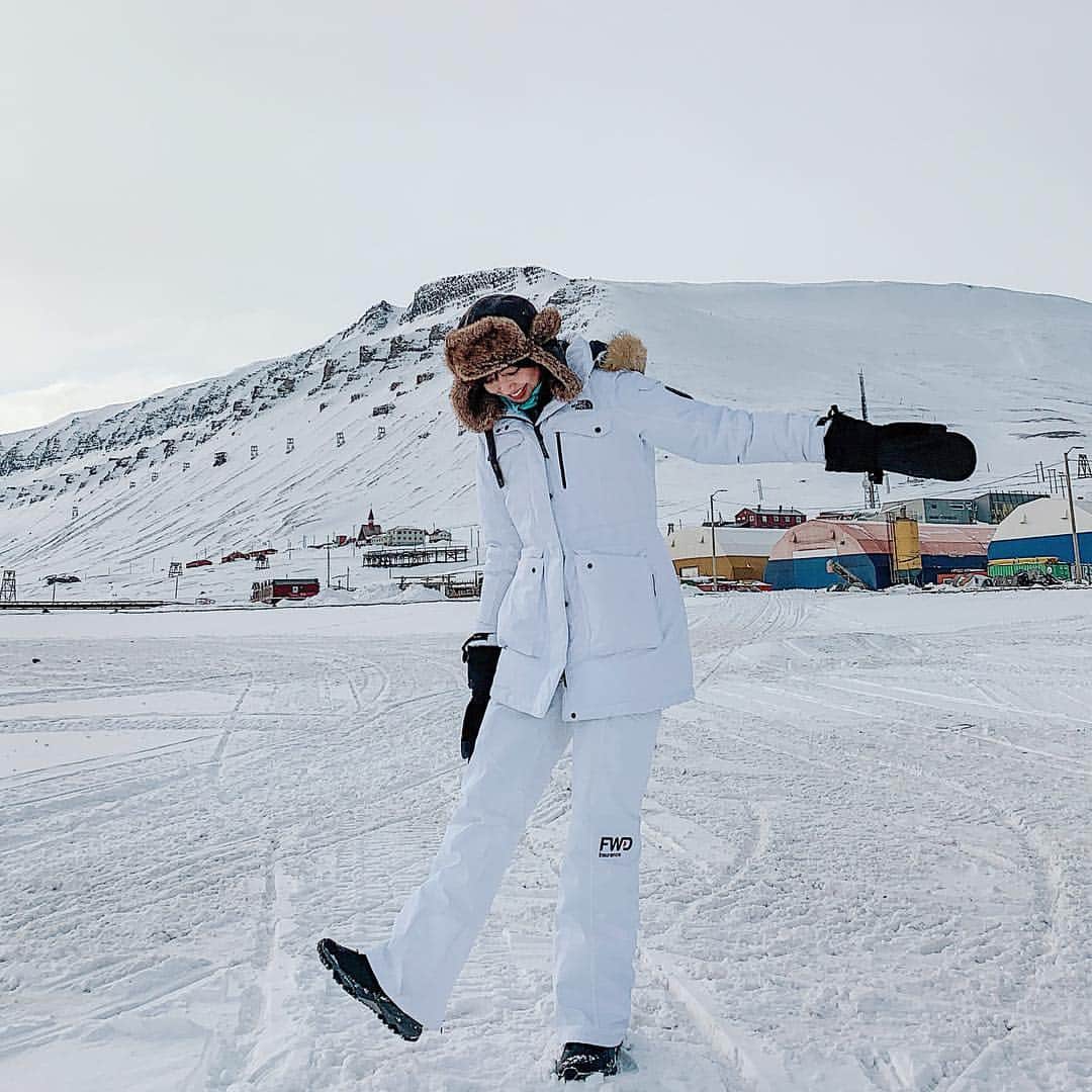 izu（出岡美咲）さんのインスタグラム写真 - (izu（出岡美咲）Instagram)「突然届いた、北極マラソン開催中止と言う前例の無いニュース。﻿ 私たちは北極の氷の上で走る事が出来なくなりました。﻿ でも、私たちは世界最北端の街に来て、わくわくしながら毎日トレーニングをして ﻿ 楽しむ為に、連日準備した。﻿ このまま帰るなんて絶対に嫌だと、この街に残った皆が思って 皆がここで走るって決断をしたから﻿ 今日 世界最北端の街 ロングイエールビーンで﻿ フルマラソンを走ってきます！﻿ 北極マラソンを、北極圏マラソンに切り替えて。﻿ ﻿ あとは、42.195キロ めいっぱい 踏みしめて。楽しんで走ってきます✨😊﻿ ﻿」4月16日 14時42分 - izu_stagram