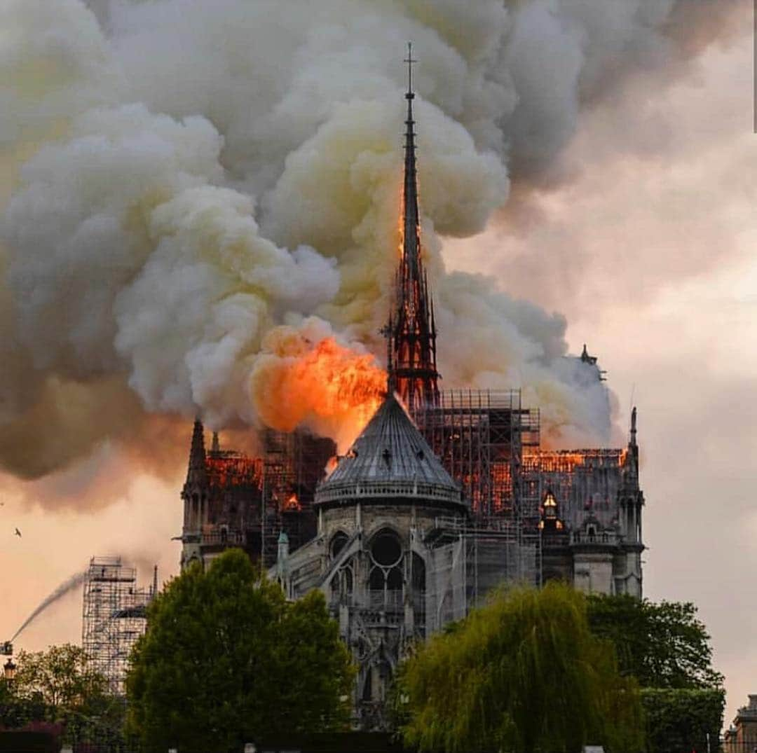 フェデリカ・ペレグリニさんのインスタグラム写真 - (フェデリカ・ペレグリニInstagram)「🙏🏻💔 #notredamedeparis」4月16日 14時43分 - kikkafede88