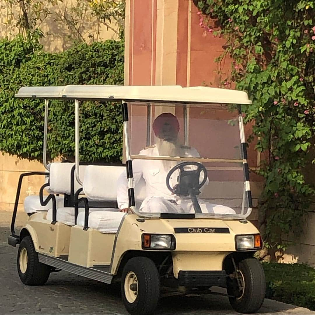 ボビー・ブラウンさんのインスタグラム写真 - (ボビー・ブラウンInstagram)「Namaste @oberoiamarvilas it was very hard to leave this morning. Loved every thing and everybody. The staff, accommodations, the food. #epic #nottobemissed」4月16日 14時48分 - justbobbidotcom