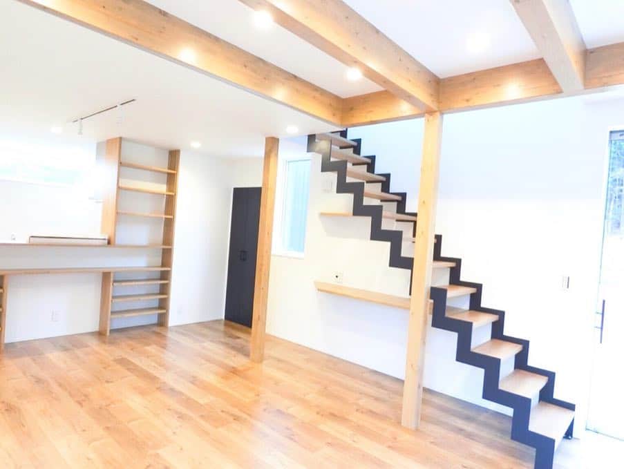 ONLY ONE HOUSE 株式会社 新谷組さんのインスタグラム写真 - (ONLY ONE HOUSE 株式会社 新谷組Instagram)「. . #施工事例#階段 . こちらのリビング階段は 開放的な空間にできる デザイン性の高さが魅力の スケルトン階段になっています。 . サイドのフレーム部分が稲妻のように ギザギザになっているこの鉄骨稲妻階段⚡︎⚡︎ 存在感もありとってもカッコイイですよね！ . デッドスペースとなりがちだった 階段下も棚を設置して空間を有効活用しています。 . 階段と同じ高さで棚が設置されているので スッキリとして見えますね♡ . ぜひ皆さんも生活の動線として 毎日使う階段をワクワク空間に💫 .  #ONLY_ONE_HOUSE_新谷組 . #新谷組#おおい町#舞鶴市#高浜町#小浜市#敦賀市#若狭町#美浜町#新築#一戸建て#外構工事#シンプルライフ#マイホーム#マイホーム計画#サンルーム#玄関#注文住宅#美浜#デザイン住宅#金属サイディング#リビングダイニング#レッドシダー#パイン材#自由設計#工務店#シンプルライフ#階段」4月16日 15時01分 - lidgehaus