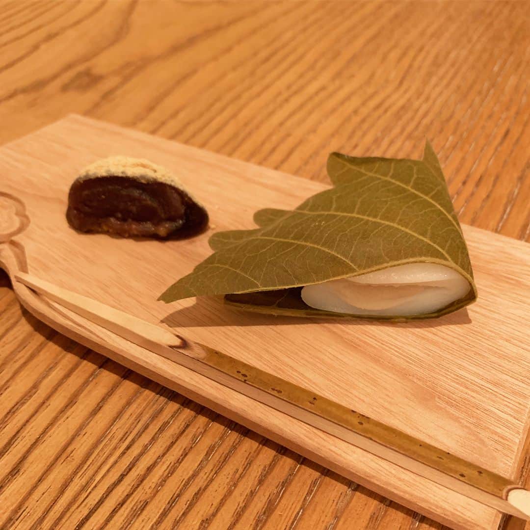 服部水季さんのインスタグラム写真 - (服部水季Instagram)「#higashiyaginza  親友と❤️❤️ 静かな落ち着いた空間でお茶と食事を楽しみました。  アシタバのお茶、山椒と木の芽、レモン➕緑茶、八朔➕ほうじ茶、静岡の新茶、どこだっけ忘れちゃった新茶(銘柄が可愛い名前だった)  アシタバ、と好きなの1つ選べるということで。 山椒と木の芽、レモン🍋を二人でシェア。  アシタバは酢味噌につけてお浸しのように食事でもいただきました。どことなく弱めの三つ葉のような香り。  山椒と木の芽、わたしはお肉料理にしたのですがとってもマッチ。  友人はお魚料理で、柑橘系の香りがマッチしていたみたい。  どちらのお茶も新感覚で美味しかったな。  お茶、食事、和菓子のランチで結構良いお値段でしたが空間が素敵で御手洗いも住みたくなるほど（笑）  最後のお茶菓子は 柏餅2種、カステラ、わらび餅、大福から選べました(写真忘れた) 味噌餡の柏と、わらび餅をチョイス。 シェアしよって行ってたらカットして出してくれた。 (気が利いてる)  お茶やお菓子の販売もあってディスプレイやパッケージが素晴らしかったよ。 お写真は🆖でした。 HPで是非観てください🥰  帰ったら姪っ子と遊んで (早く会いたい❤️) 愛犬の散歩行って(早く会いたい❤️) その後マンツーマンレッスン。  そして夫の帰りを待ちます〜👨🏻 早く会いたい🥰  #HIGASIYA #銀座」4月16日 15時12分 - yoginimizuki