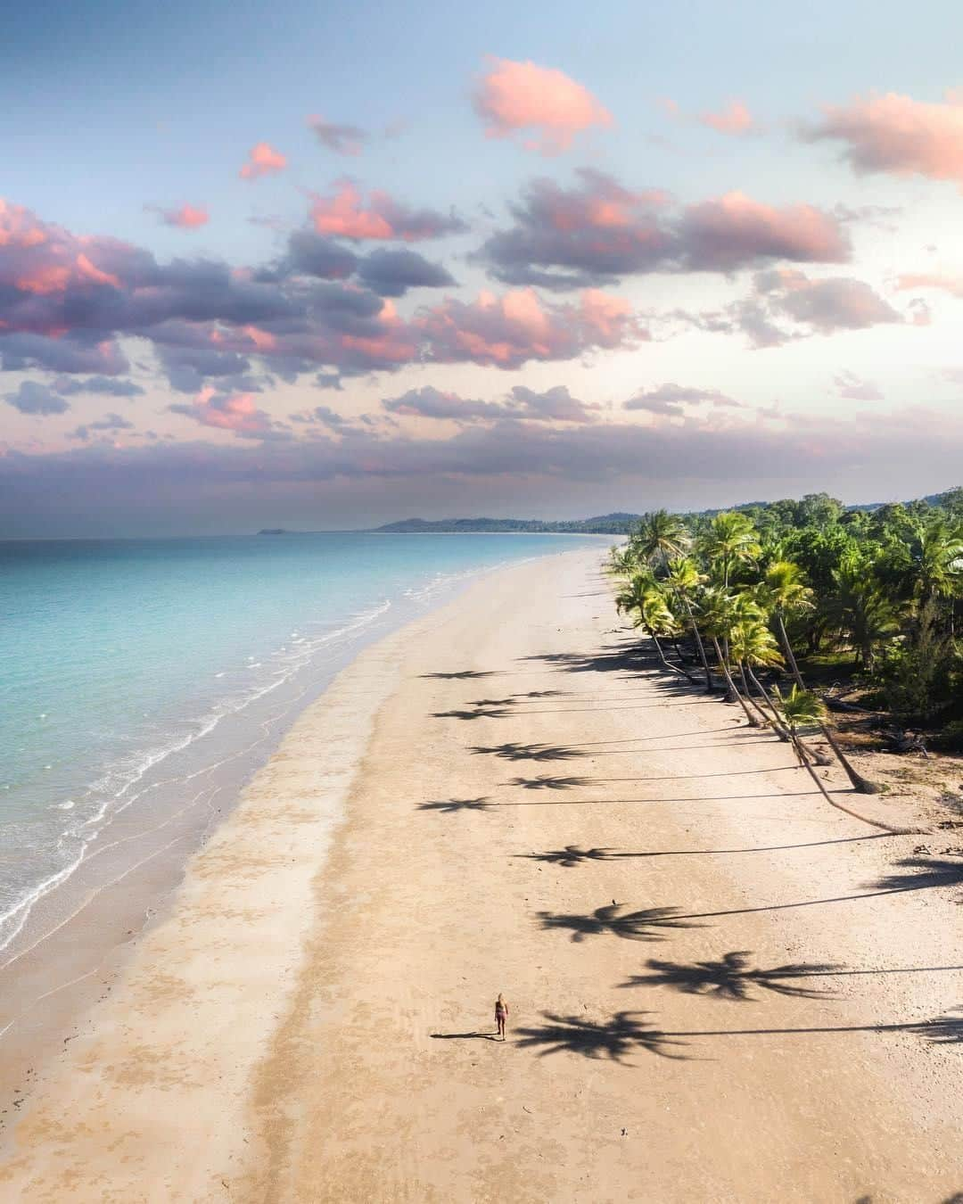 Australiaさんのインスタグラム写真 - (AustraliaInstagram)「Today’s to-do list at @missionbeachtourism = relax, swim and soak up the sun ☀️🌴 If this agenda of daily duties sounds bearable to you, then do as @aero.aus did and head to this @tropicalnorthqueensland paradise ASAP! This laid-back @queensland coastal town has all of the right ingredients for a fabulous #beach break, including a long golden sandy coastline, close proximity to the @gbrmarinepark, a vibrant foodie scene and amazing wildlife spotting opportunities. FYI: There are no chain stores or traffic lights in #MissionBeachQld – so get ready to slow down and enjoy the simple life here 👍  #seeaustralia #exploreTNQ #thisisqueensland #missionbeach #travel」4月16日 15時00分 - australia