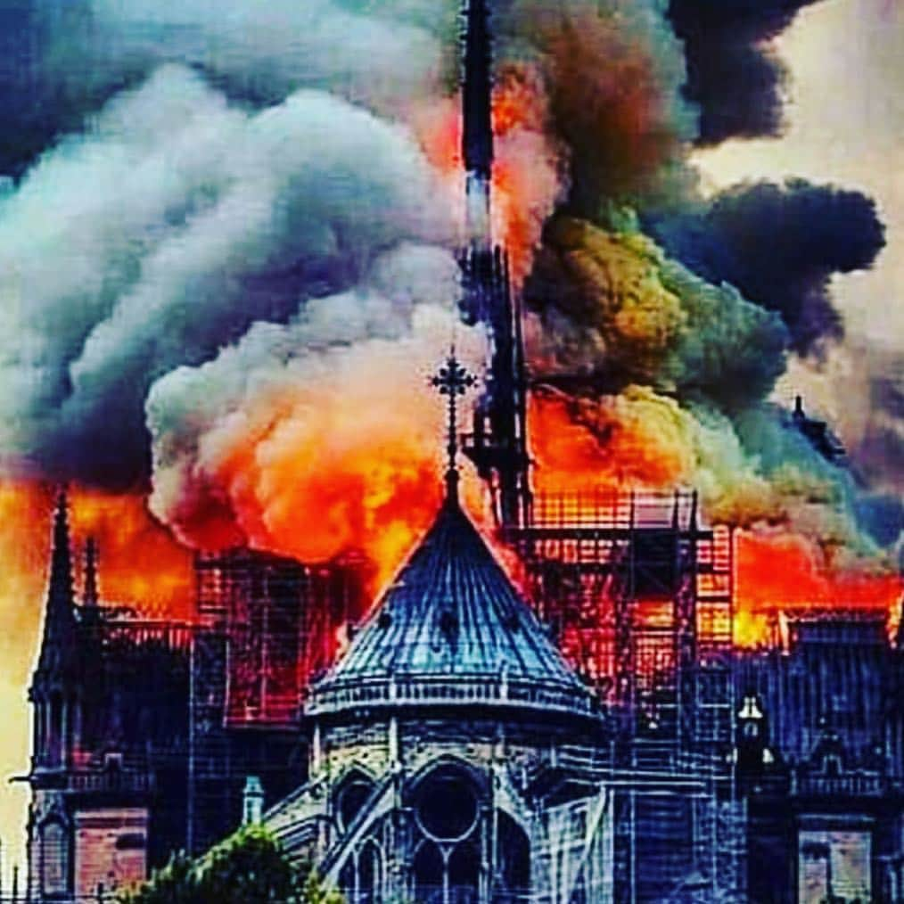 ボビー・ブラウンさんのインスタグラム写真 - (ボビー・ブラウンInstagram)「🙏thinking about Paris #rebuild @notredamedeparis」4月16日 15時06分 - justbobbidotcom