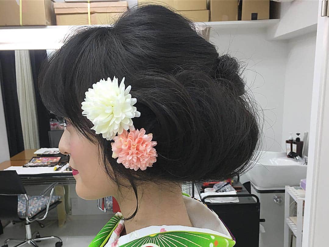 斉藤瑞季さんのインスタグラム写真 - (斉藤瑞季Instagram)「百日草のはなよめ4月号に出ていたんだけど、すっかり忘れていてもう5月号発売されてるね。 難しいヘアスタイルで、私の硬い髪の毛もプロの方がふわふわ〜と触るとこうなるの、とっても不思議でした。  #百日草 #斉藤瑞季」4月16日 15時08分 - mii_maricoco