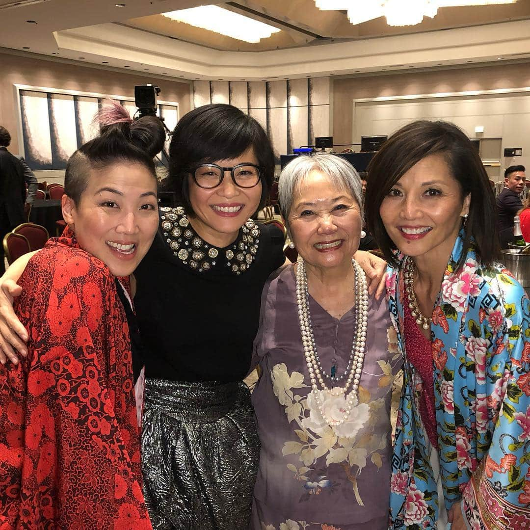 ケイコ・アジェナさんのインスタグラム写真 - (ケイコ・アジェナInstagram)「#EWPGala ❤️ These women are an inspiration! My friends. Fellow artists. Incredible human beings. Thank you #EastWestPlayers for all that you do. This was a special night. #takayofischer @traciakemi1 @thetamlyntomita SPECIAL THANK YOU to stylist @tristinstyling for this skirt recommendation.」4月16日 15時10分 - keikoagena