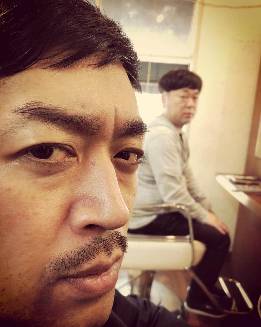 杉本知香さんのインスタグラム写真 - (杉本知香Instagram)「ムーディごしの向ごしのムーディ。 曇りガラスごしのムーディ。 鏡ごしのムーディ。  #中目黒美容室 #天津向#天津#オタク#オタク界のカリスマ #ムーディ勝山 #右から左へ受け流す」4月16日 15時16分 - sugimotoc