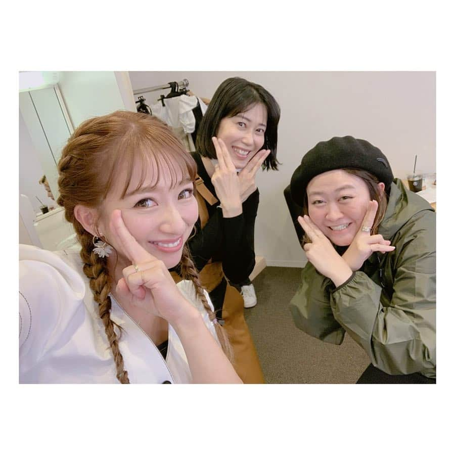 辻希美さんのインスタグラム写真 - (辻希美Instagram)「トリ先生から学んだ小顔ポーズ😂💕💕💕👍👍笑。  #トリイ先生 #スタイリスト #小顔ポーズ #小顔になってる？#笑 #流行ってるの？笑 #流行るの？笑 #初めて見た！笑」4月16日 15時18分 - tsujinozomi_official