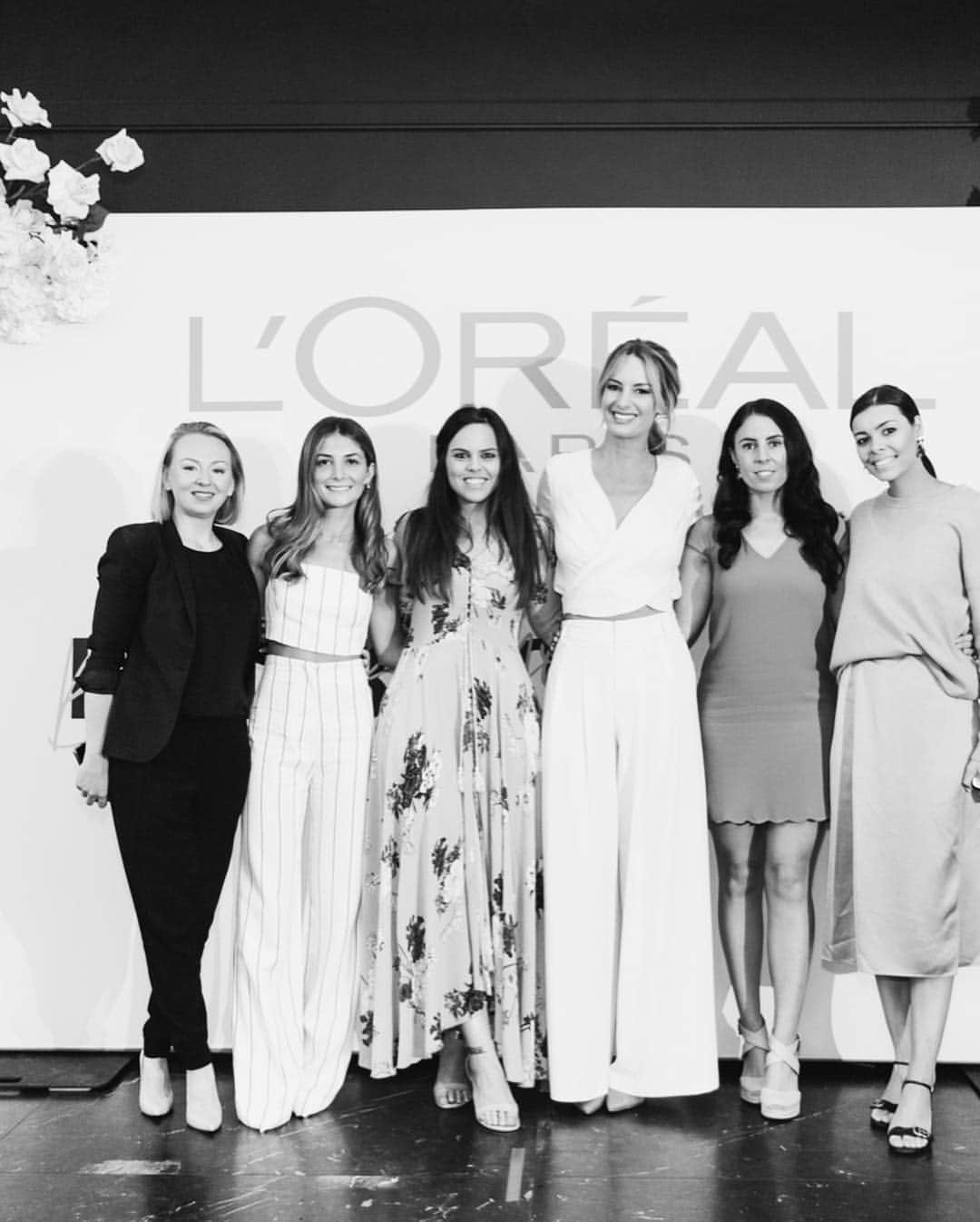 サマンサウィルスさんのインスタグラム写真 - (サマンサウィルスInstagram)「Was a pleasure this morning in Sydney, to take to the stage for L'Oréal Paris, talking all things bold beauty. ⠀ ⠀ ⠀ One of the questions posed to me was “how has my idea of beauty changed as I’ve gotten older”… ⠀ ⠀ ⠀ ⠀ Beauty to me, now, is based around boundaries. ⠀ ⠀ ⠀ ⠀ ⠀ BOUNDARIES to have the courage to walk away from something – a relationship, a friendship, a job, a situation – when it compromises our core values. Boundaries to know when to rest rather than push on til your body makes the decision for you. Boundaries to choose to our spend time and our energy space with those who meet us half way, not those who come into our space and flood it, nor those who consistently make us come so far into theirs that we’re drained of our own. Boundaries to recognize when you are talking shit about yourself - to yourself - and being honest enough to call yourself out on it. Honouring the boundary that if you wouldn’t speak that way to your best friend, then we should not speak that way to ourselves. The boundary to know that some days we will be able to do more, and some days we will have to retreat to the safe havan of our bedroom, or to the arms of those we love, or simply the safe haven of deleting our social media apps for a few days. Boundaries to go gently with our journey, and with others. ⠀ ⠀ ⠀ ⠀ ⠀ Boundaries that we honour from the inside, create for beauty all around us. ⠀ ⠀ ⠀ ⠀ ⠀ The rawest of beauty, can only emerge from the rawest of situations. ⠀ ⠀ ⠀ ⠀ So if you are experiencing something right now that feels like there is heavy darkness overhead, hold on tight, let go, look around down there. Don’t rush out of it, you are down there to become equipped for something (spectacular) that is very soon to cross your path... ⠀ ⠀ ⠀ ⠀ ⠀ And know that the dish of discomfort is always followed by a dessert of growth, strength, empathy and resilience; and any creature who possesses those things… is beautiful indeed. ⠀ ⠀ ⠀ ⠀ Thank you L'Oréal, and host @SallyObermeder, for facilitating these conversations. - SWx ⠀ ⠀ ⠀ @lorealmakeup #BoldBeyondBeauty #lorealparisau」4月16日 15時28分 - samanthawills