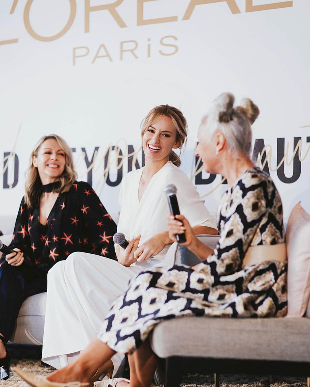 サマンサウィルスのインスタグラム：「Was a pleasure this morning in Sydney, to take to the stage for L'Oréal Paris, talking all things bold beauty. ⠀ ⠀ ⠀ One of the questions posed to me was “how has my idea of beauty changed as I’ve gotten older”… ⠀ ⠀ ⠀ ⠀ Beauty to me, now, is based around boundaries. ⠀ ⠀ ⠀ ⠀ ⠀ BOUNDARIES to have the courage to walk away from something – a relationship, a friendship, a job, a situation – when it compromises our core values. Boundaries to know when to rest rather than push on til your body makes the decision for you. Boundaries to choose to our spend time and our energy space with those who meet us half way, not those who come into our space and flood it, nor those who consistently make us come so far into theirs that we’re drained of our own. Boundaries to recognize when you are talking shit about yourself - to yourself - and being honest enough to call yourself out on it. Honouring the boundary that if you wouldn’t speak that way to your best friend, then we should not speak that way to ourselves. The boundary to know that some days we will be able to do more, and some days we will have to retreat to the safe havan of our bedroom, or to the arms of those we love, or simply the safe haven of deleting our social media apps for a few days. Boundaries to go gently with our journey, and with others. ⠀ ⠀ ⠀ ⠀ ⠀ Boundaries that we honour from the inside, create for beauty all around us. ⠀ ⠀ ⠀ ⠀ ⠀ The rawest of beauty, can only emerge from the rawest of situations. ⠀ ⠀ ⠀ ⠀ So if you are experiencing something right now that feels like there is heavy darkness overhead, hold on tight, let go, look around down there. Don’t rush out of it, you are down there to become equipped for something (spectacular) that is very soon to cross your path... ⠀ ⠀ ⠀ ⠀ ⠀ And know that the dish of discomfort is always followed by a dessert of growth, strength, empathy and resilience; and any creature who possesses those things… is beautiful indeed. ⠀ ⠀ ⠀ ⠀ Thank you L'Oréal, and host @SallyObermeder, for facilitating these conversations. - SWx ⠀ ⠀ ⠀ @lorealmakeup #BoldBeyondBeauty #lorealparisau」