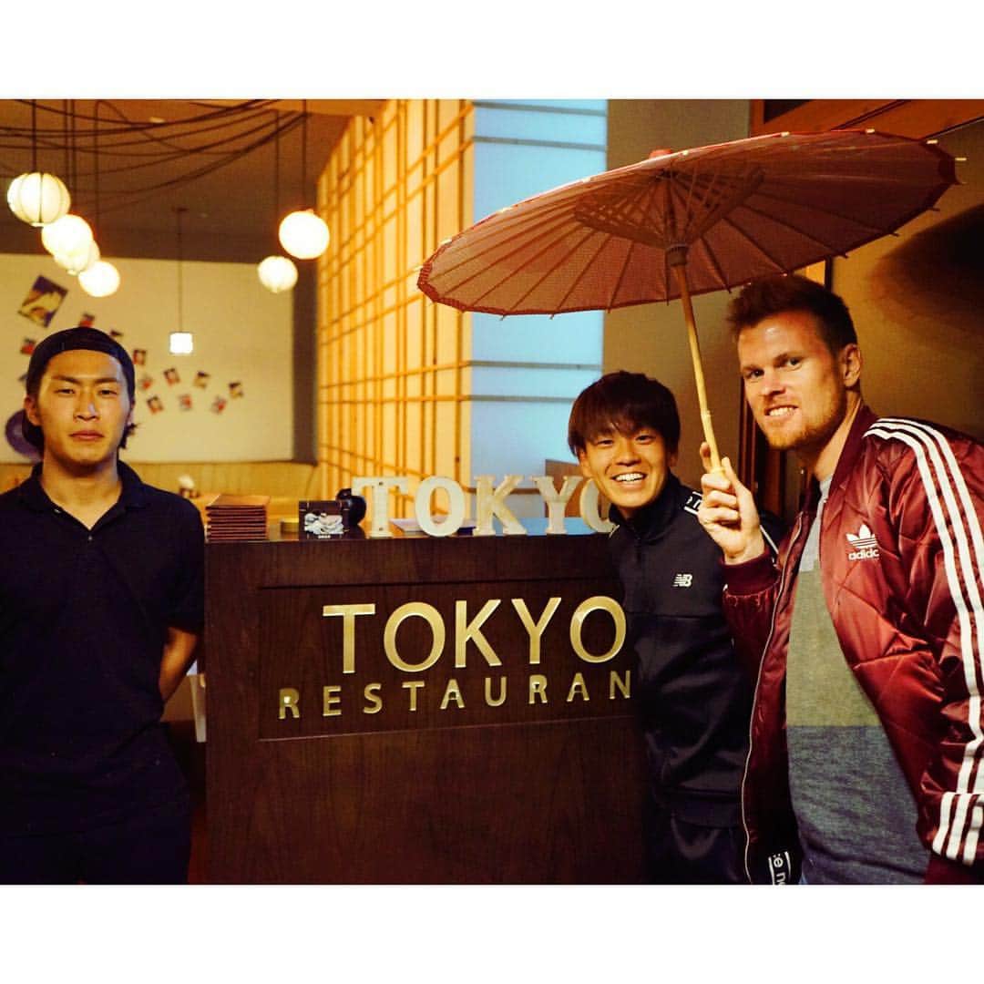 神野大地さんのインスタグラム写真 - (神野大地Instagram)「昨日はエチオピアで唯一の日本食レストランに行ってきましたー！🇪🇹🇯🇵🍣 はらくっちー！笑 いつも日本でお世話になってる渉さん @wataru.run のお店でーす！🇯🇵 #エチオピア合宿 #日本食 #TOKYORESTAURANT」4月16日 15時21分 - daichi_0913
