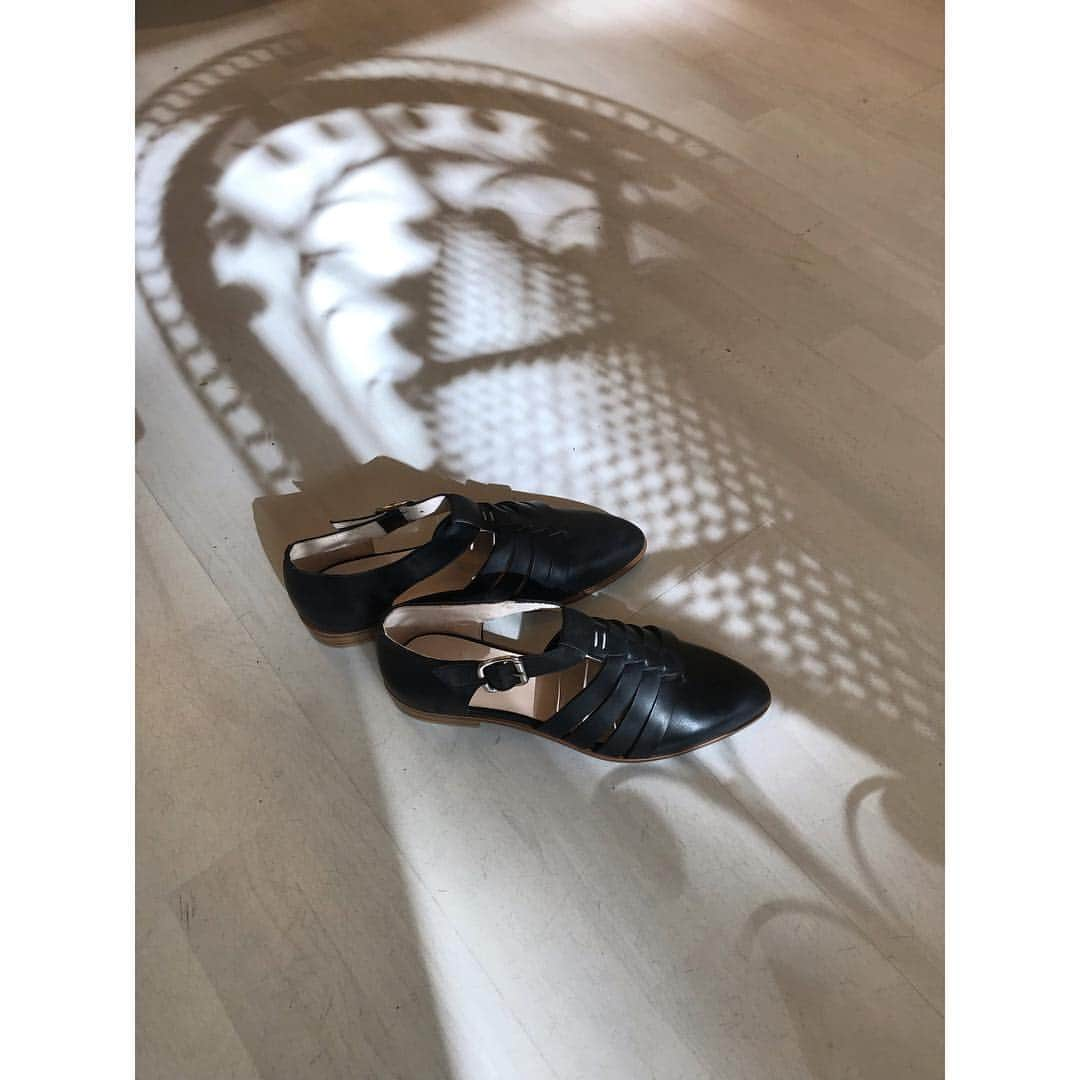 テーリポルキさんのインスタグラム写真 - (テーリポルキInstagram)「Emil Grandpa sandals was designed a few years back for Northern Spring. You can start to wear them once the weather is sunny and warm and streets are dry. Emil got the name from name Terhi’s late grandpa. 💙 #emilsandal #sandals #ss19 #spring2019 #finnishdesign #sustainablefashion #terhipölkkistore #TERHIPÖLKKI」4月16日 15時22分 - terhipolkkishoes