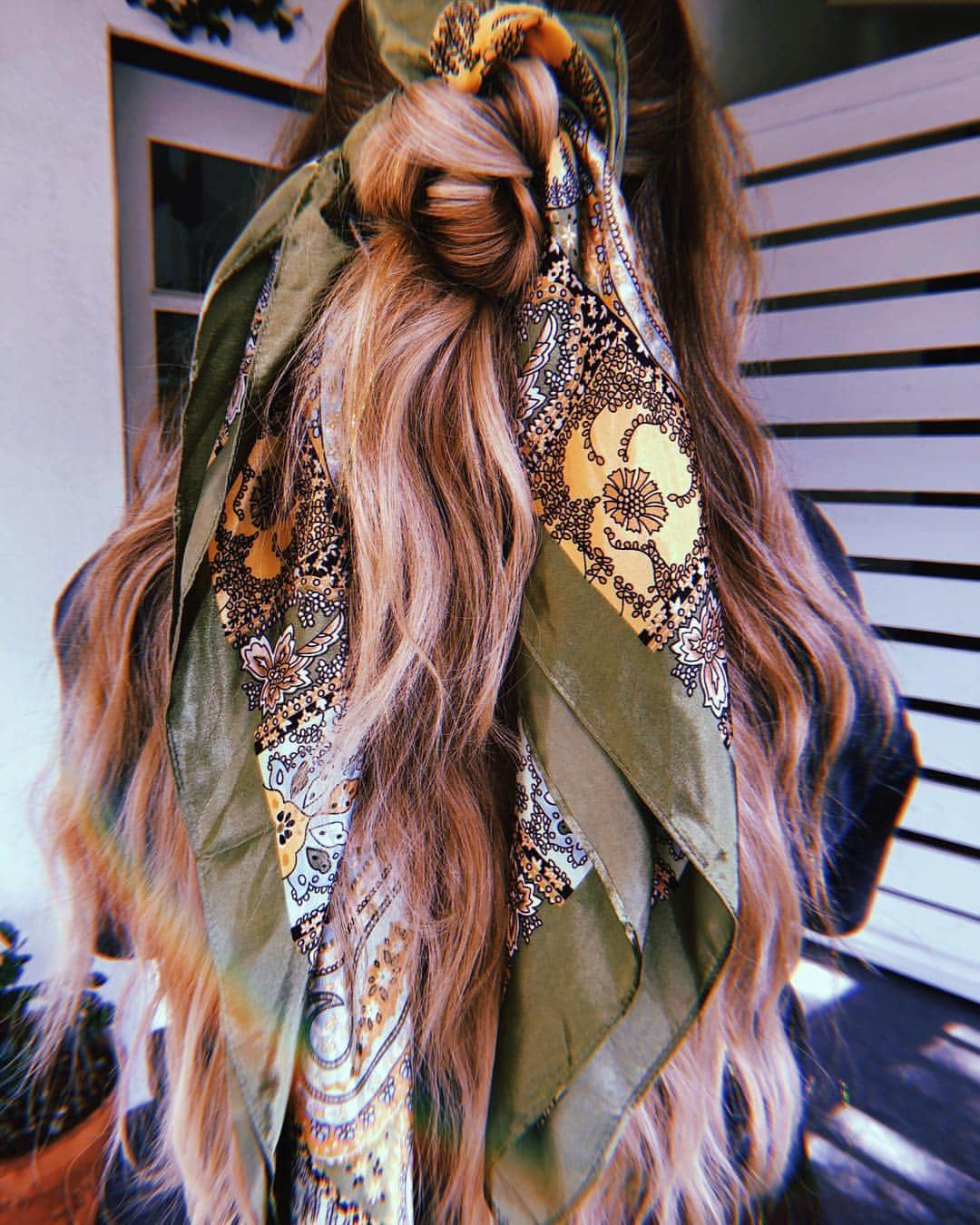 ghd hairさんのインスタグラム写真 - (ghd hairInstagram)「Went to Coachella, wore a scarf 🧣 💁‍♀️ Creative Artists on tour 👯‍♀️ @Patrickwilson styled @samanthacusicklondon with the #ghdsoftcurltong for ultimate festival-fab 🌴⚡️✨💕 #ghdhair #ghdxcoachella #ghdfestival #hairgoals #wavyhair #balayagehair #longhair #coachellahair #festivalhair #balayagehair」4月16日 15時30分 - ghdhair