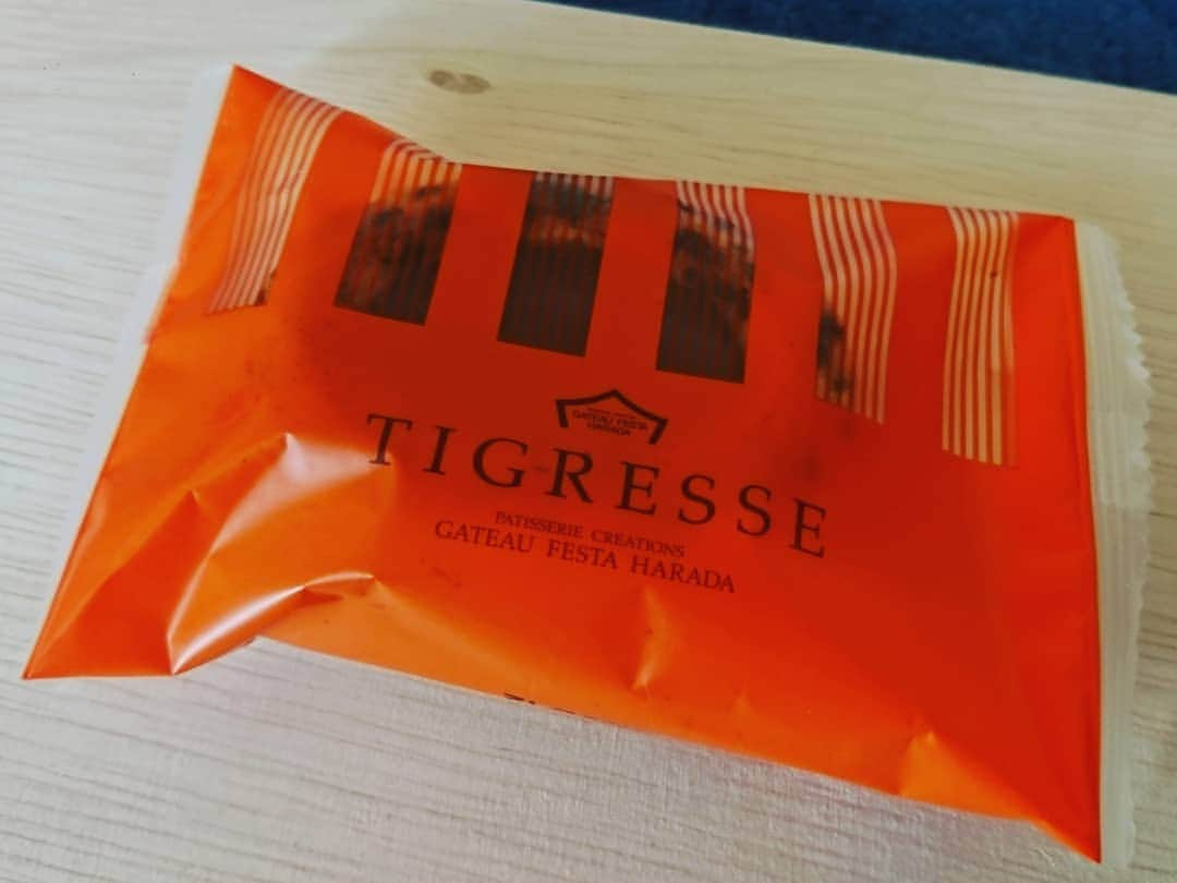 松本康太さんのインスタグラム写真 - (松本康太Instagram)「『TIGRESSE (ティグレス)』僕の平成お菓子グランプリNo.1(^-^)♪ 焦がしバターたっぷりのフィナンシェ生地にチョコチップが練りこまれていて、その上にチョコレートの湖♪衝撃的な美味しさ！ラスクで有名なガトーフェスタ ハラダさんのお菓子なのです♪  #ティグレス #tigresse #焼菓子 #おやつ #差し入れ #お土産 #ガトーフェスタハラダ #チョコレート #フィナンシェ #chocolate #レギュラー松本 #あるある探検隊」4月16日 15時32分 - aruarutankentai.matsumoto