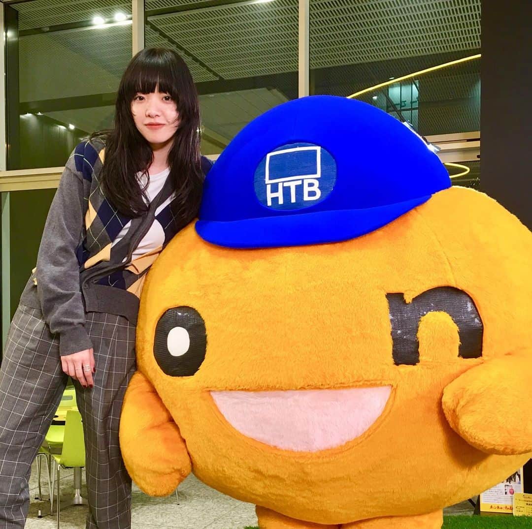 のインスタグラム：「あす4月17日(水) #注目エンタメ  7thシングル『#ハルノヒ 』があす発売 シンガーソングライターの #あいみょん さんがコメント出演  今週19日(金)公開の 『 #映画クレヨンしんちゃん  #新婚旅行ハリケーン #失われたひろし 』 の主題歌となっております  しんちゃんの映画予告編を見ながら あいみょんさんの書く歌詞を噛みしめると もうそれだけで涙が出てきそうです…  #htb #イチモニ #onちゃん」