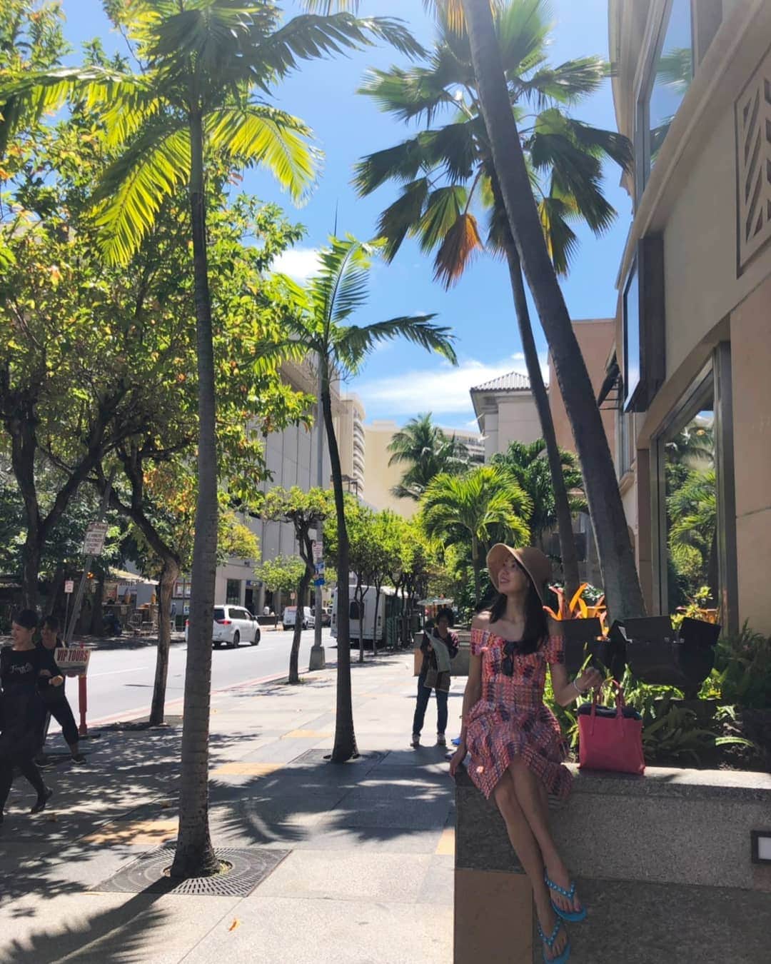 のインスタグラム：「ハワイでの1コマ✨ * 普通に街で写真撮っただけでもいいかんじ💖 * * やっと日本も暖かくなってきた✨ はやく夏こーいw * * * #ハワイ #Hawaii #ワイキキ #sun #HAPPY #sea #bynao #🌴」