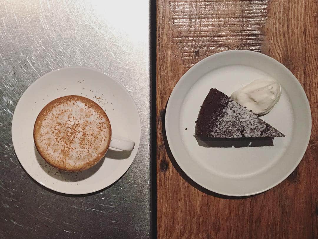 山本真由美さんのインスタグラム写真 - (山本真由美Instagram)「. いつだって背中合わせ . (*´◒`*) . ○▶︎🍽😇😈💛 #coffee #chokolate #cake #cafe #half #table  #半分こ #天使と悪魔  #チョコレート #tokyo  #shinjuku #you #choice #器 #teatime #breaktime」4月16日 15時45分 - mayumi_yamamoto.official