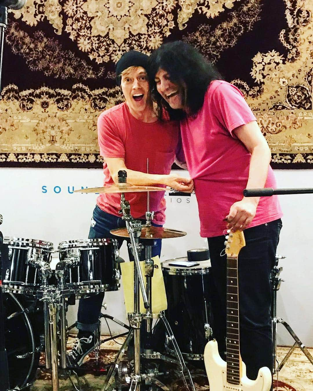 シェーン・ガラースさんのインスタグラム写真 - (シェーン・ガラースInstagram)「2 dudes w kinda pink shirts. 🤷‍♂️ I love this guy! 🔥 Lookin’ forward to make some music with @kavehyaghmaei real soon! #kavehyaghmaei」4月16日 15時48分 - shanegaalaasofficial