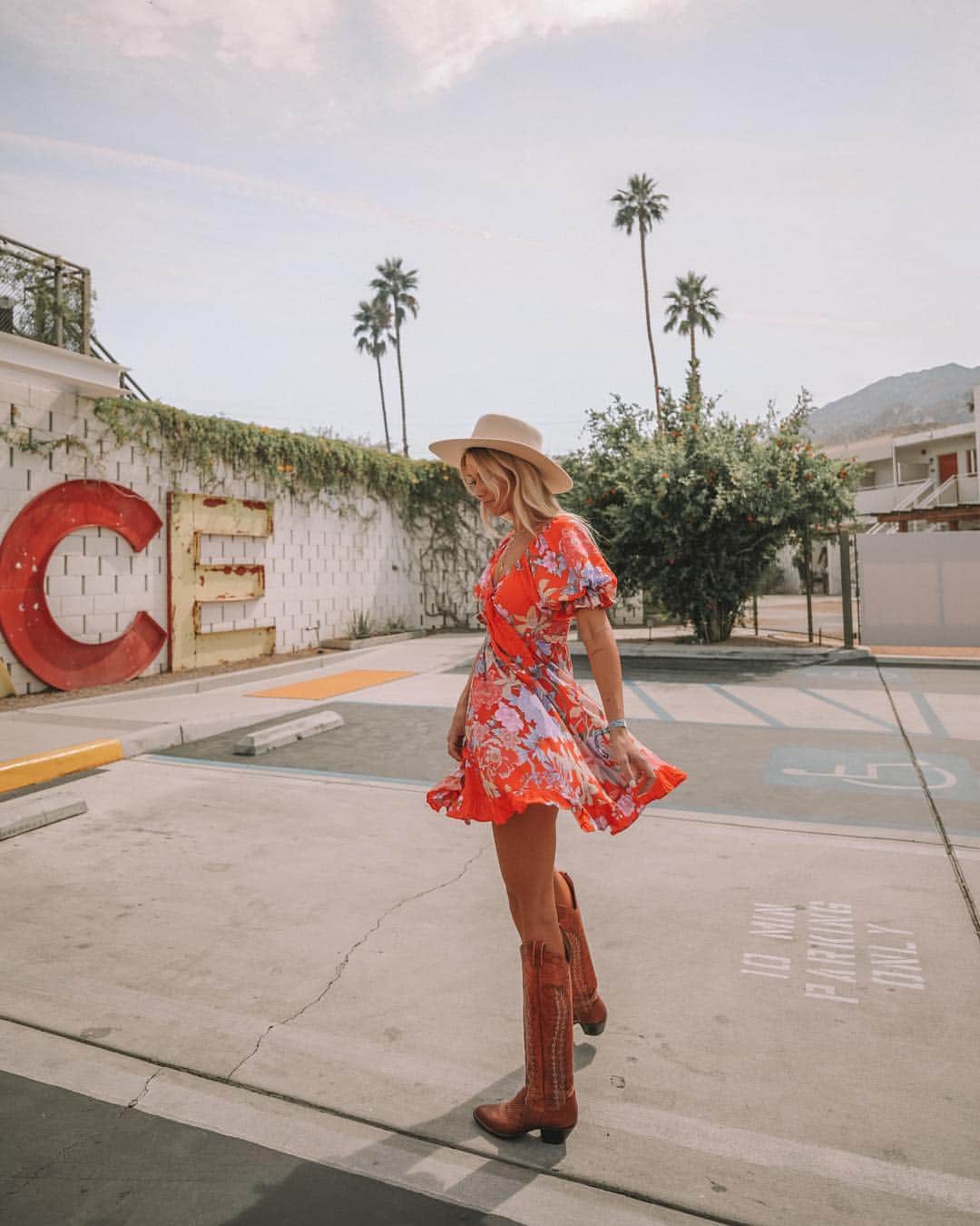SPELLさんのインスタグラム写真 - (SPELLInstagram)「We just love these two gorgeous pieces we created exclusively for @revolve #revolvefestival 🌺 @lisadanielle__ rocking them true in Palm Springs 🌴 {ps.. if you’re quick you might nab one on our US site!!}」4月16日 15時49分 - spell