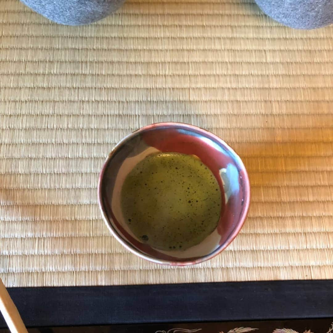 那須大亮さんのインスタグラム写真 - (那須大亮Instagram)「ご縁があり、ラクロス選手でもあり、遠州茶道宗家13世家元次女の小堀宗翔さんにお招きいただき、初茶道してきました✨陶芸家の山田さんに茶器もプレゼントしていただき✨本当に素敵な時間でした😄スポーツをやる上でも静と動のバランスは大切で、静の自分をかえりみる時間を五感でものすごく堪能できました✨  #小堀宗翔  #ラクロス #遠州茶道宗家  #茶道 #山田翔太 #陶芸家 #トライアスロン #元ラグビー選手 #素敵です時間 #静と動 #ヴィッセル神戸 #那須大亮 #fides」4月16日 15時52分 - nasudaisuke_official