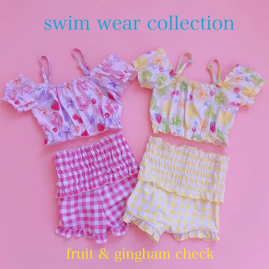 mezzo pianoさんのインスタグラム写真 - (mezzo pianoInstagram)「.﻿ ❤︎fruit &gingham check❤︎﻿ メゾ ピアノのスイムウェアが﻿ ショップに揃いました♡﻿ ﻿ フルーツ×ギンガムチェック柄が﻿ キュートなセパレートタイプの水着は﻿ 夏の主役に🍋🍒🍍🍓﻿ ﻿ ■水着 ￥8,532 ﻿ ※紫外線カット素材を使用しています。﻿ ﻿ ※商品の入荷状況は、お近くのショップまで﻿﻿﻿ お問い合わせください。 ﻿﻿﻿ ﻿﻿﻿ ※ NARUMIYAONLINEにて発売中。 ﻿﻿﻿﻿ ❤︎︎︎❤︎︎︎❤︎︎︎❤︎︎︎❤︎︎︎❤︎︎︎❤︎︎︎❤︎︎︎❤︎︎︎❤︎︎︎❤︎︎︎❤︎︎︎❤︎︎︎❤︎︎︎❤︎︎︎❤︎︎︎﻿﻿﻿﻿﻿﻿﻿﻿﻿ ﻿ #水着 #キッズ水着 #スイムウェア #キッズスウィムウェア ﻿ #メゾピアノ30周年﻿#メゾピアノ #mezzopiano﻿﻿﻿﻿﻿﻿﻿﻿﻿﻿﻿﻿﻿﻿﻿﻿﻿﻿ #summercollection #夏コレクション﻿﻿﻿﻿﻿﻿﻿﻿﻿﻿﻿﻿﻿#夏物#新作  #プリセス#女の子のママ #女の子ママとつながりたい #可愛い #女の子 #ピンク好き #ピンク＃ママスタグラム﻿#ママ撮 #インスタベイビー#ベビスタグラ#kidsfashion #kidswear ﻿ #pink #粉红色 #こども #子供服 #kidswear  #キッズファション #kidsfashion #ig_japan #ig_kids ﻿﻿﻿﻿﻿﻿ ﻿」4月16日 16時03分 - mezzopiano_official