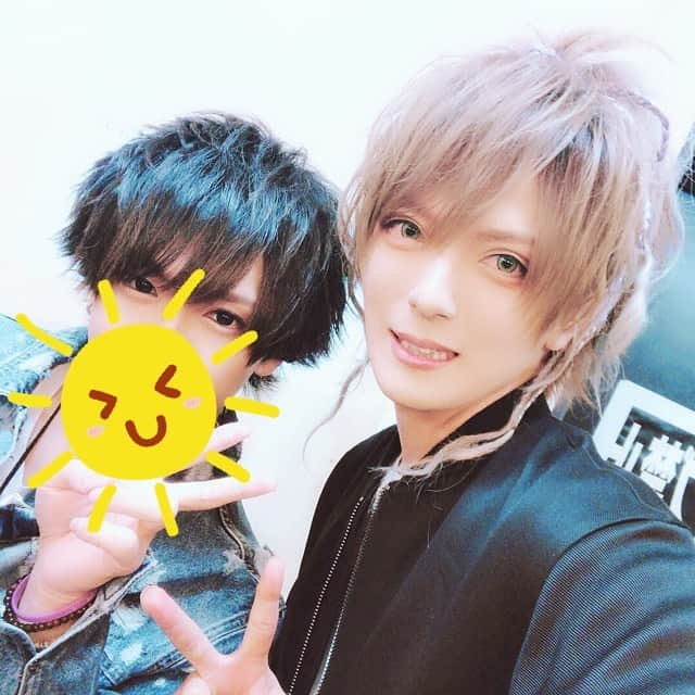 keiyaさんのインスタグラム写真 - (keiyaInstagram)「インスタサボり気味w 先日は出演者全員B型という最強バンドのライブでした 笑 来てくれた皆ありがとう！ トークが面白すぎて頭とお腹おかしくなりそうでした。事故だらけかよ！ 久しぶりのデコ出しと、 スギちゃん流行って以降一生着ないと思っていたデニムジャケットで出演したよ。詳細は今日21時半に公開されるnote(ブログ)の方で！ #v系 #makeup #歌い手」4月16日 16時03分 - keiya.official