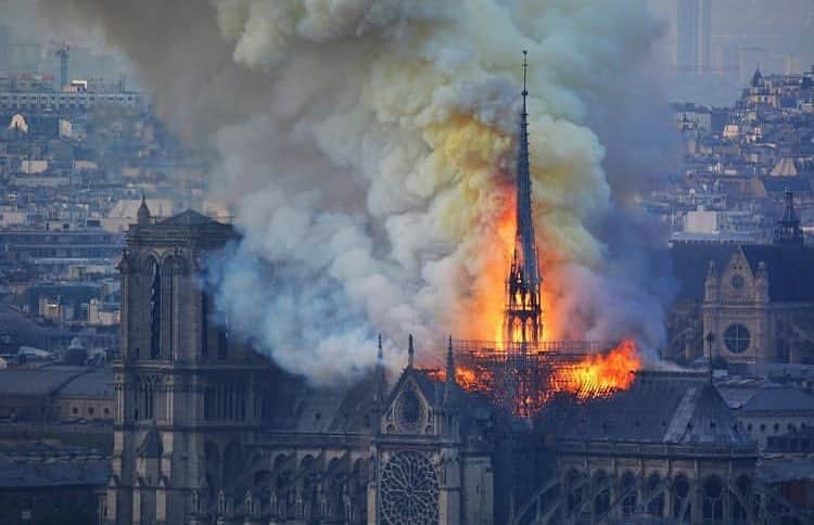 リェーナ・カーチナさんのインスタグラム写真 - (リェーナ・カーチナInstagram)「Heartbreaking 💔 #notredamedeparis」4月16日 15時56分 - lenakatina