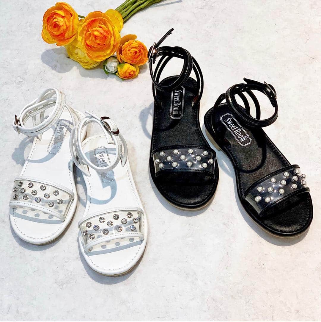 SweetRoom1ST. officialのインスタグラム：「お台場店 . ❤︎recommend item❤︎ . . 👡モチーフクリアサンダル . price :¥13,800+TAX→¥4,140+tax（70%OFF） size: (17※kodomolandのみ)18〜23cm color:ホワイト、ブラック . . 📌店内一部商品を除き 30〜70%offにて販売しております。 現金書留でのご注文も承ります。 お気軽にお問い合わせ下さい♪ . . #sweetroom #SweetRoom1ST #kidsfashion #kidswear #shoes  #vintagefashion  #kids_japan #kidsmodel #japan #instafashion #时尚 #ベビー服 #子供服 #キッズファッション #あしもと倶楽部 #お台場ヴィーナスフォート #ファッション #サンダル  #夏ファッション」