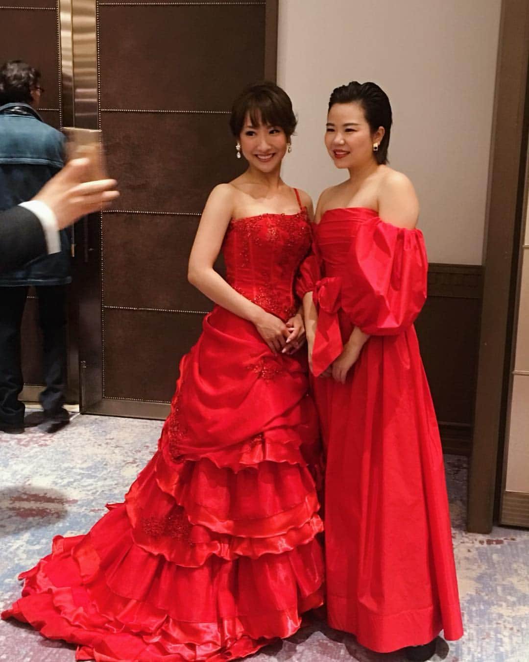 辰巳真理恵さんのインスタグラム写真 - (辰巳真理恵Instagram)「Instagramがまだまだ追いついておりませんが…💦 4/11の写真です♪ 「2019年 承礼学院日本訪問・中日交流会」にて歌わせて頂きました🇯🇵🇨🇳✨ @赤坂プリンスクラシックハウス ピアノは水野彰子様でした🎹 ワンシー様、ミミ様、井植美奈子様、皆様ありがとうございました❣️ ドレスは神田うの様デザインの 「Scena D'uno」です🌹 華やかでとってもお気に入りです✨  ピアノの彰子ちゃんと、赤白、 紅白にしてみました🎌笑  @unokandaofficial  @kuraudia.weddingdress  @scena_duno  @ooshookoooo  #承礼学院 #日本訪問 #中日交流会 #日中友好 #赤坂プリンスクラシックハウス  #クラシックハウス  #ワンシー 様 #ミミ 様 #井植美奈子 様 #水野彰子 様 #辰巳真理恵 #tatsumimarie #marietatsumi #scenaduno #シェーナドゥーノ #神田うのさんデザイン  #アトリエニオ #蘇州夜曲 #soochow #soochowserenade  #soshuyakyoku #李香蘭 #chineseandjapanese #japaneseandchinese #romeoandjuliet  #romeoetjuliette  #jeveuxvivre  #omiobabbinocaro #sopranoconcert #sopranosinger」4月16日 16時00分 - tatsumimarie