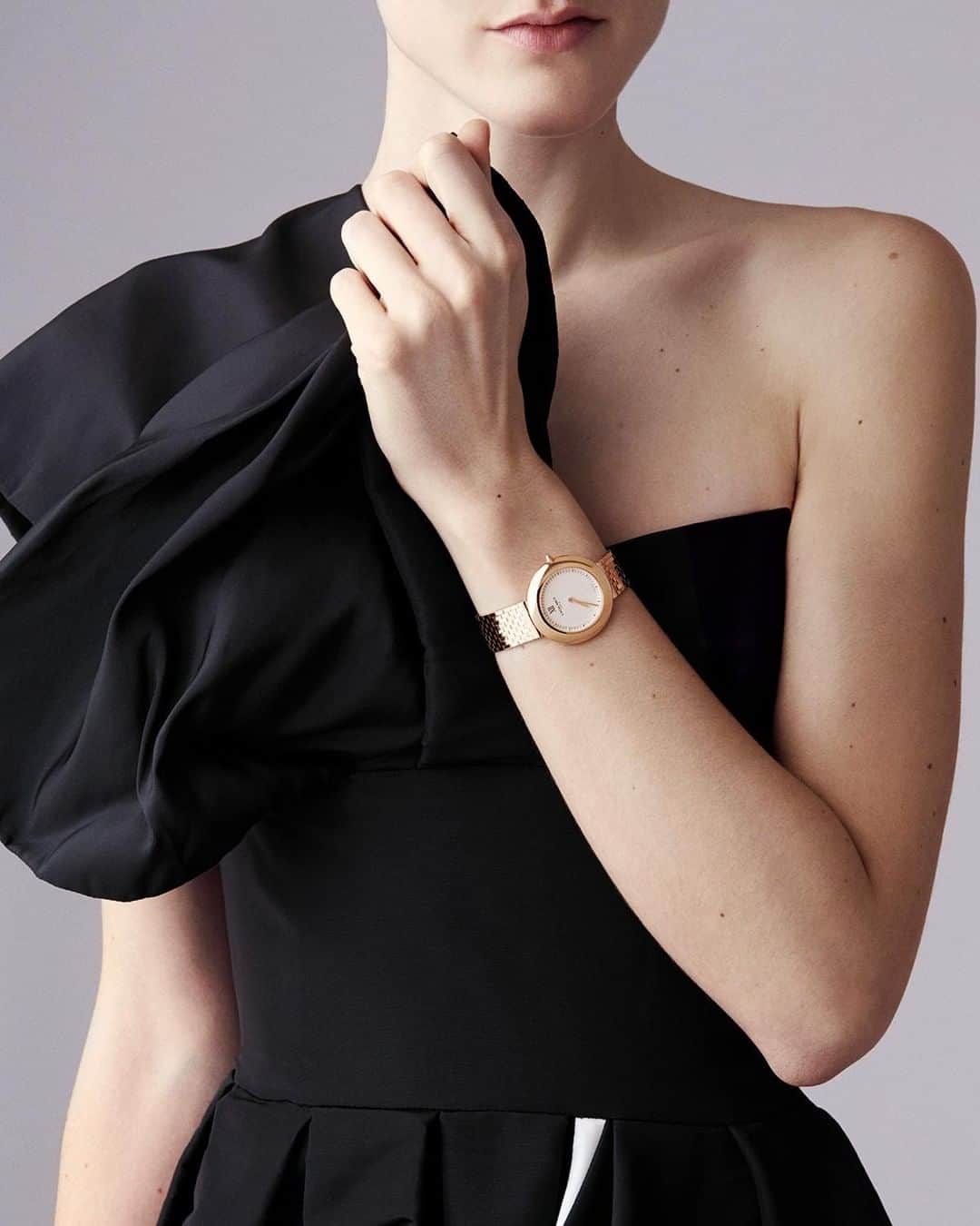 Chaumetさんのインスタグラム写真 - (ChaumetInstagram)「Discreet, sophisticated and elegant. The new women's watch signed Chaumet, Boléro, is a second skin for those who choose distinction. Available in two dial sizes and two dial colours. Produced by @vogueparis. Pictures by @thibdg. Styled by @virginiebenarroch. #Chaumet #ChaumetBolero #ChaumetWatches」4月16日 16時00分 - chaumetofficial