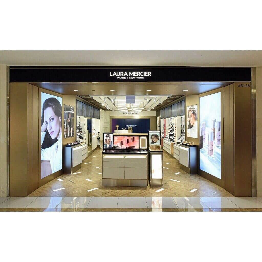 資生堂 Shiseido Group Shiseido Group Official Instagramさんのインスタグラム写真 - (資生堂 Shiseido Group Shiseido Group Official InstagramInstagram)「@LauraMercier launched their first-ever #Singapore location in February 2019 at #TakashimayaShoppingCentre. With a new retail design inspired by the spirit of Paris and New York, the location’s interior radiates a blend of New York’s modern energy with classic French Haussmannian romanticism. Its strong graphic dualities of angled pendant lights and herringbone flooring gives it a “New York from above, Paris from below” feel.  Address: #TakashimayaDepartmentStore B1F  391A #OrchardRoad, Singapore 238873  @takashimayasg #LauraMercier #takashimayasg #newstoreopening #shiseido #ローラメルシエ #新店舗オープン #高島屋シンガポール #オーチャード #資生堂 #资生堂 #化妝品 #化妆品」4月16日 16時01分 - shiseido_corp