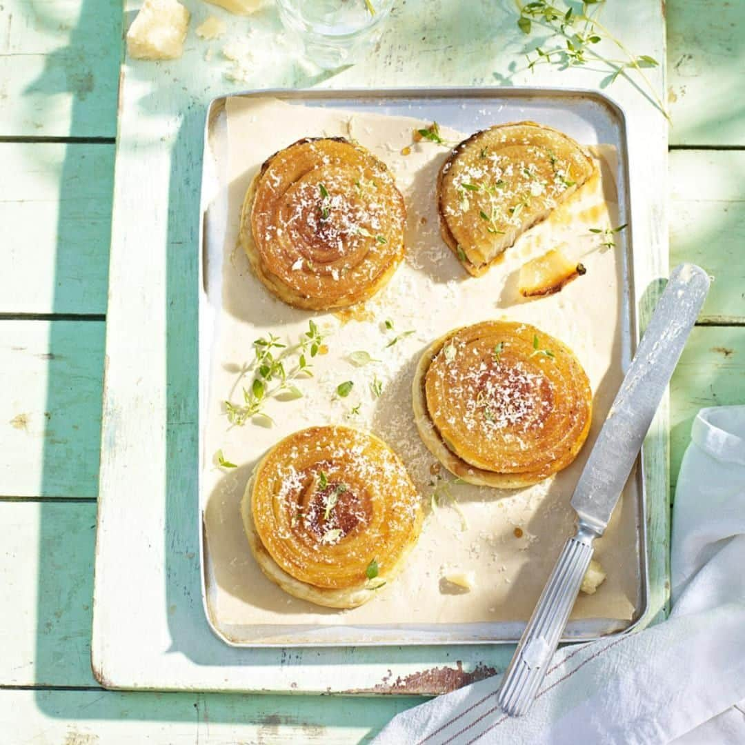 レイチェル・クーさんのインスタグラム写真 - (レイチェル・クーInstagram)「Don't be afraid to cheat in the kitchen from time-to-time 💡 My quick and easy mini onion tartes tatin are made using pre-rolled store bought puff pastry - and they taste perfectly delicious 🥧 Recipe 👉 http://bit.ly/rk-puff 📸: Stuart West . . . . . . . #rachelkhoo #recipe #cooking #spring #SpringRecipe #onion #pastry #tartestatin #tart」4月16日 16時05分 - rachelkhooks