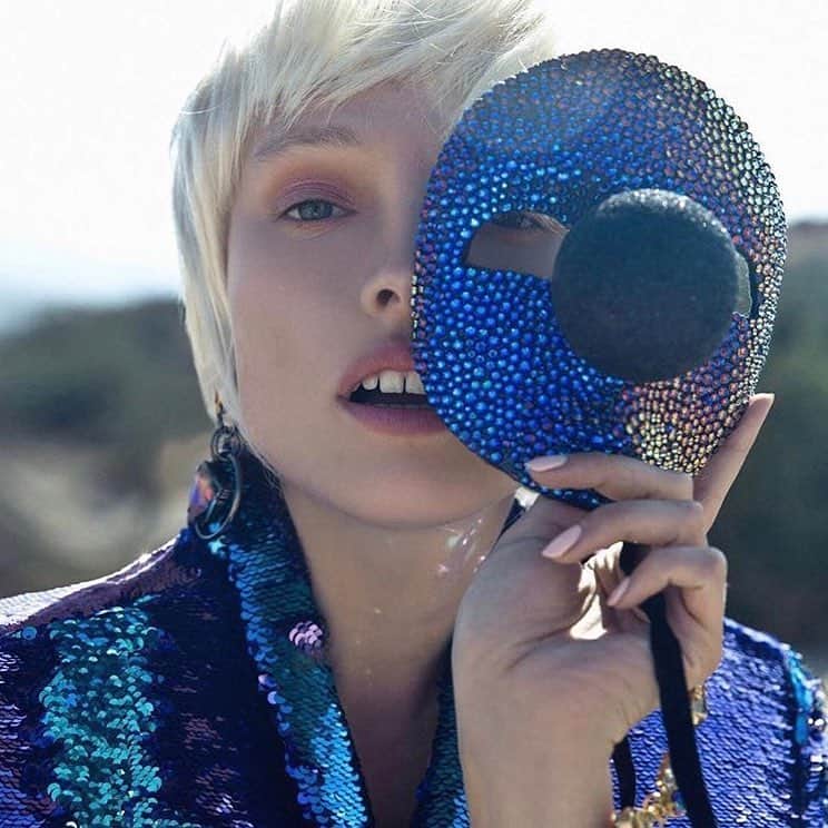 ピアーズアトキンソンさんのインスタグラム写真 - (ピアーズアトキンソンInstagram)「#tbt #🤡 #theclockisrunning Stratospheric Blue refracting @swarovski crystal mask with Void Black glitter sphere | A favourite from @virtuogenix | stylist @alisa_gagarina | photographer @avine_ | model @kattyukhanova | make-up @rachelleblanco | #piersatkinson #clown #couture #sparkle #✨ #swarovski #crystal #bespoke #madeinlondon | Available @theresidencyexperience #💋 #💙💙💙」4月16日 16時05分 - piersatkinson