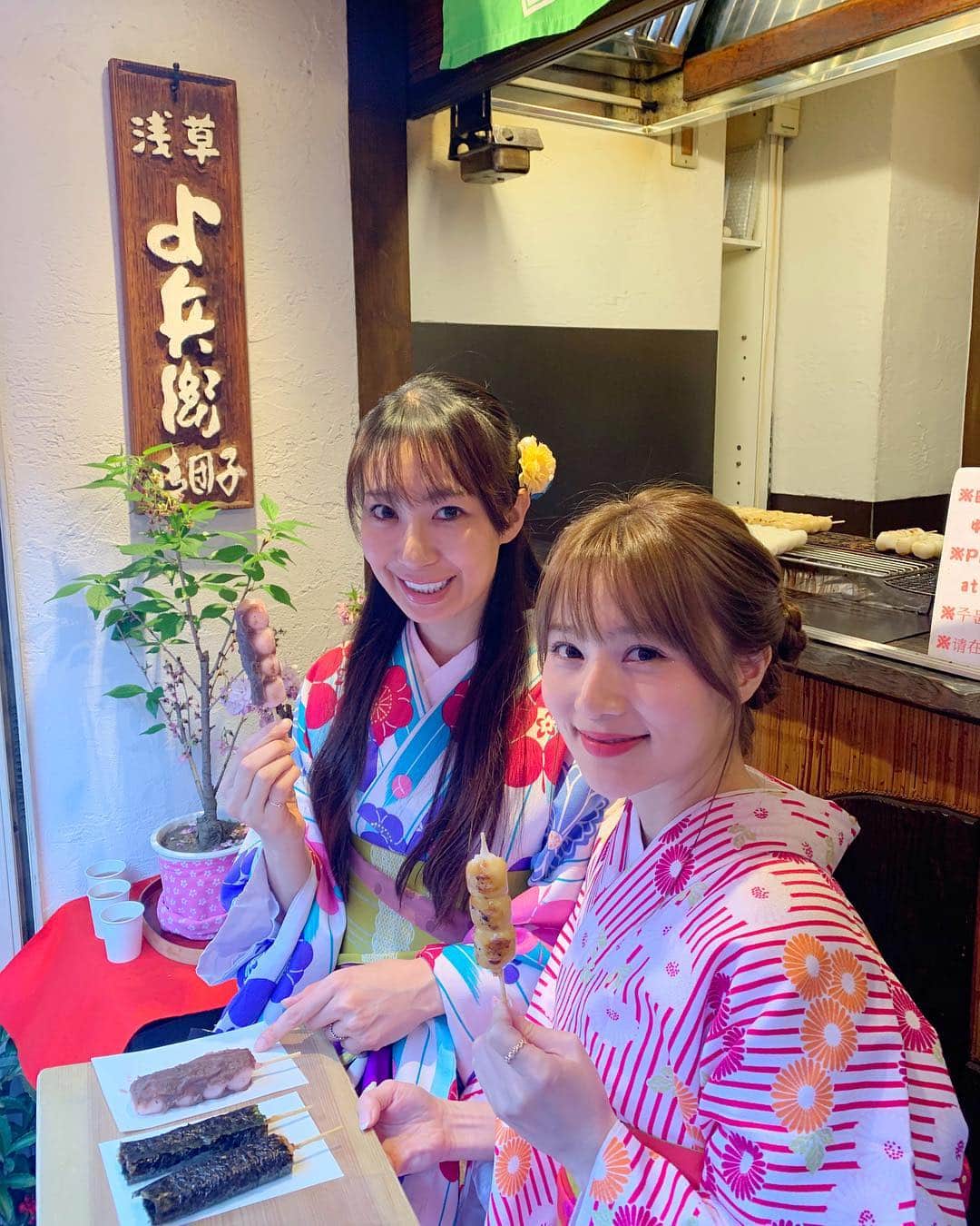 松本未夢さんのインスタグラム写真 - (松本未夢Instagram)「อร่อยมาก🍡🍵❤️ต้องลองกินนะคะ🥰อันละประมาณ50บาท✨ . . これ大好きすぎる🙈🍡私は気醤油と海苔で巻いてあるのを食べたよ✨ ふわふわのモチモチで今まで食べてきた中で1番美味しかった😍 . . .  #มิมุ #ไม่ใช่มุมิ #คนญี่ปุ่น #ขนม #เที่ยว #เที่ยวญี่ปุ่น #mimusdiary #japanlife #asakusa #kimono #bangkoklife #foodstagram #bangkok #sightseeing #trip #japanese #浅草 #着物 #観光 #お団子 #旅行 #バンコク在住 #一時帰国 #浅草寺」4月16日 16時06分 - miiimuuu_chan