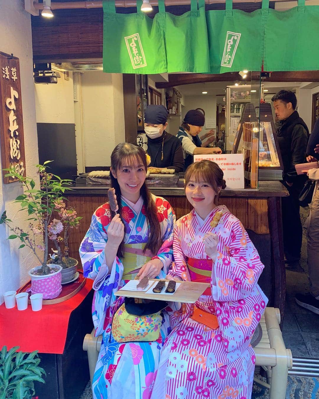 松本未夢さんのインスタグラム写真 - (松本未夢Instagram)「อร่อยมาก🍡🍵❤️ต้องลองกินนะคะ🥰อันละประมาณ50บาท✨ . . これ大好きすぎる🙈🍡私は気醤油と海苔で巻いてあるのを食べたよ✨ ふわふわのモチモチで今まで食べてきた中で1番美味しかった😍 . . .  #มิมุ #ไม่ใช่มุมิ #คนญี่ปุ่น #ขนม #เที่ยว #เที่ยวญี่ปุ่น #mimusdiary #japanlife #asakusa #kimono #bangkoklife #foodstagram #bangkok #sightseeing #trip #japanese #浅草 #着物 #観光 #お団子 #旅行 #バンコク在住 #一時帰国 #浅草寺」4月16日 16時06分 - miiimuuu_chan