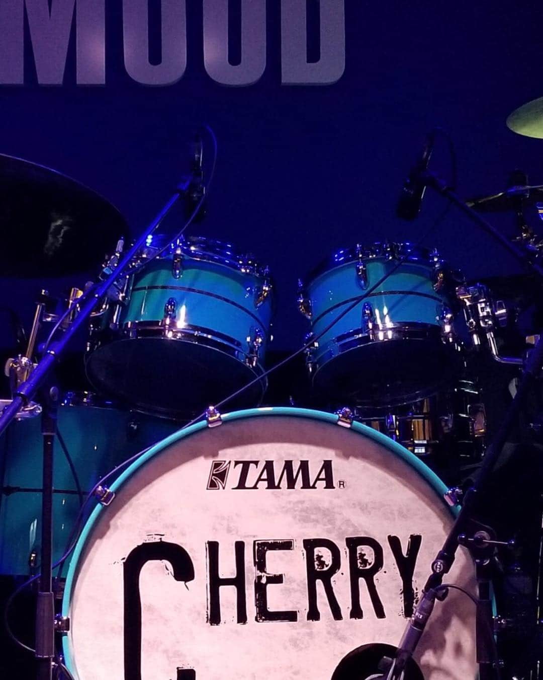 小柳“Cherry”昌法さんのインスタグラム写真 - (小柳“Cherry”昌法Instagram)「昨日のライブでは、曲調もイメージしてバスドラのヘッドを懐かしの？ピンストライプにしてみた。スネアの打面はエフェクトシート03を置いてね。(^^) だからいつものボクのとはちょっとだけ違った音作り。それにしても、やっぱりこのTAMA STARシリーズ、良い！！(^^) #cherry  #小柳昌法  #LINDBERG  #TAMA #スターブビンガ #ドラムヘッド変えてみた」4月16日 16時08分 - cherry_drummer