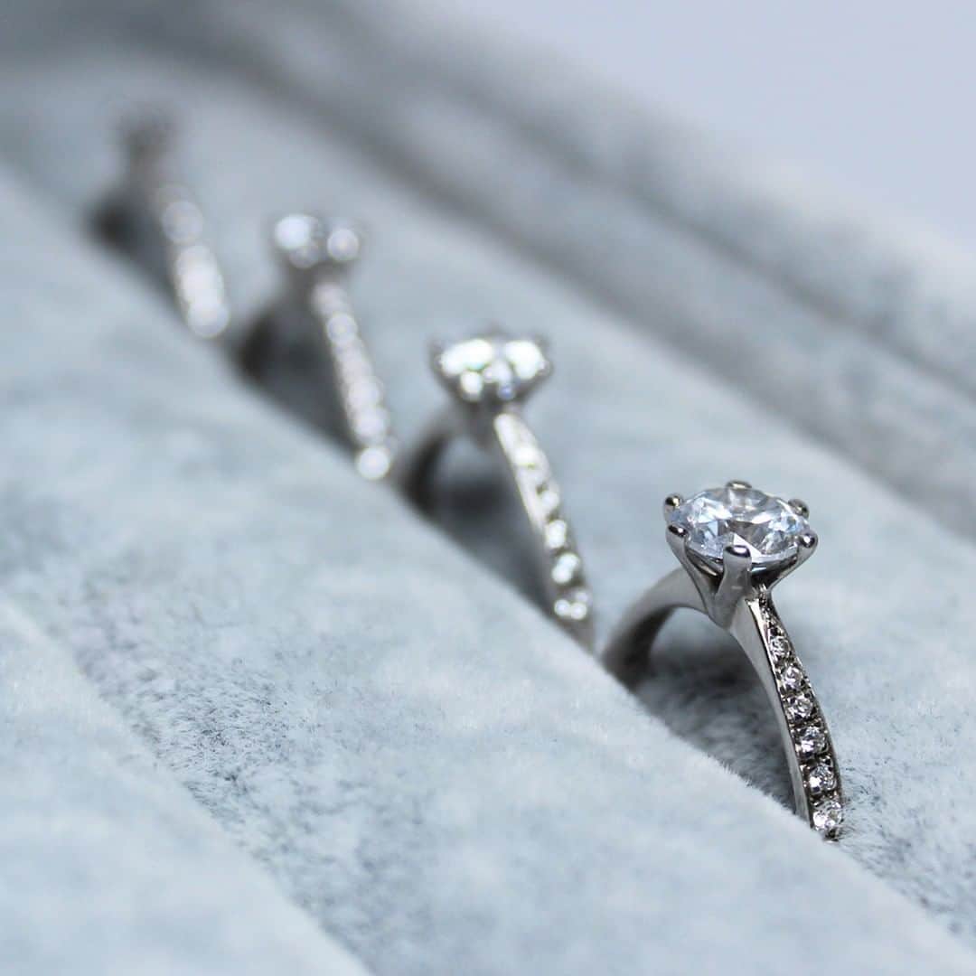 ダウアー&ホールさんのインスタグラム写真 - (ダウアー&ホールInstagram)「Choose the perfect Engagement Ring for your fiance from our stunning collections, or book an appointment with our designer, Dan Dower, to create something completely unique! . .  #EngagementRing #IDo #MarryMe #Fiance #Engaged #Diamond #Ring #Bespoke #JustForYou #Unique #Designer #DesignedForYou #MeetTheDesigner #Jewellery #Jewelry #DowerAndHall」4月16日 16時10分 - dowerandhall