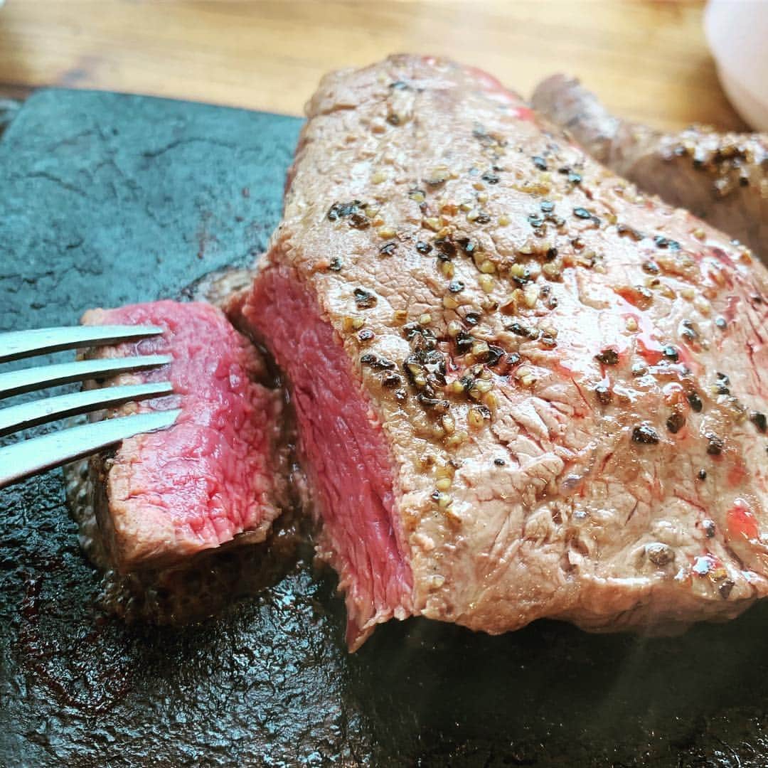 荒木巴さんのインスタグラム写真 - (荒木巴Instagram)「#那覇 #国際通り で #ステーキランチ  #やっぱりステーキ」4月16日 16時11分 - tomoearaki