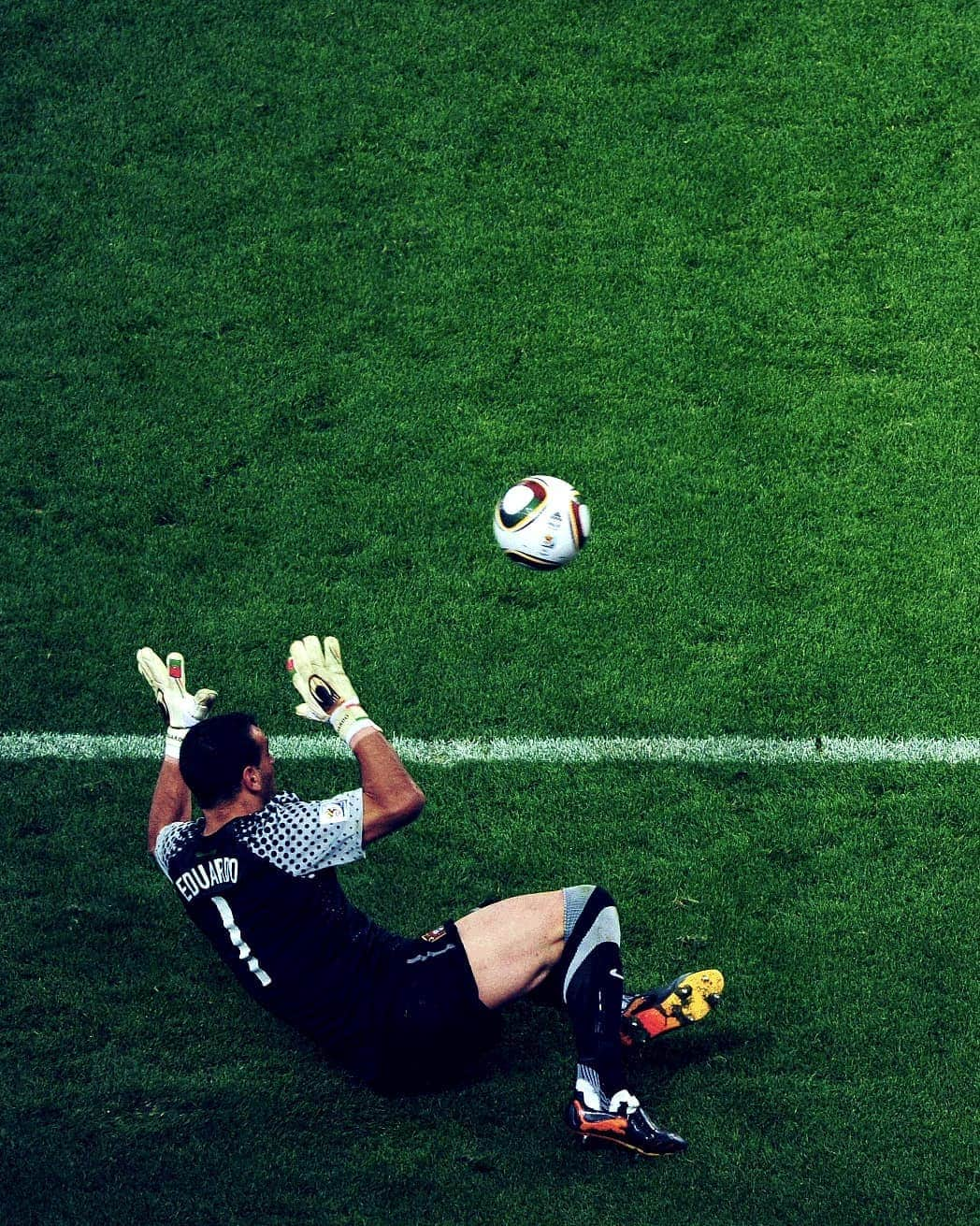 FIFAワールドカップさんのインスタグラム写真 - (FIFAワールドカップInstagram)「Spain v Portugal. The 2010 FIFA #WorldCup. @portugal's goalkeeper #Eduardo is up against @sefutbol's all-time leading goalscorer, can you guess who he is? Scroll to discover who scores 👉👀 #TuesdayTease」4月16日 16時16分 - fifaworldcup