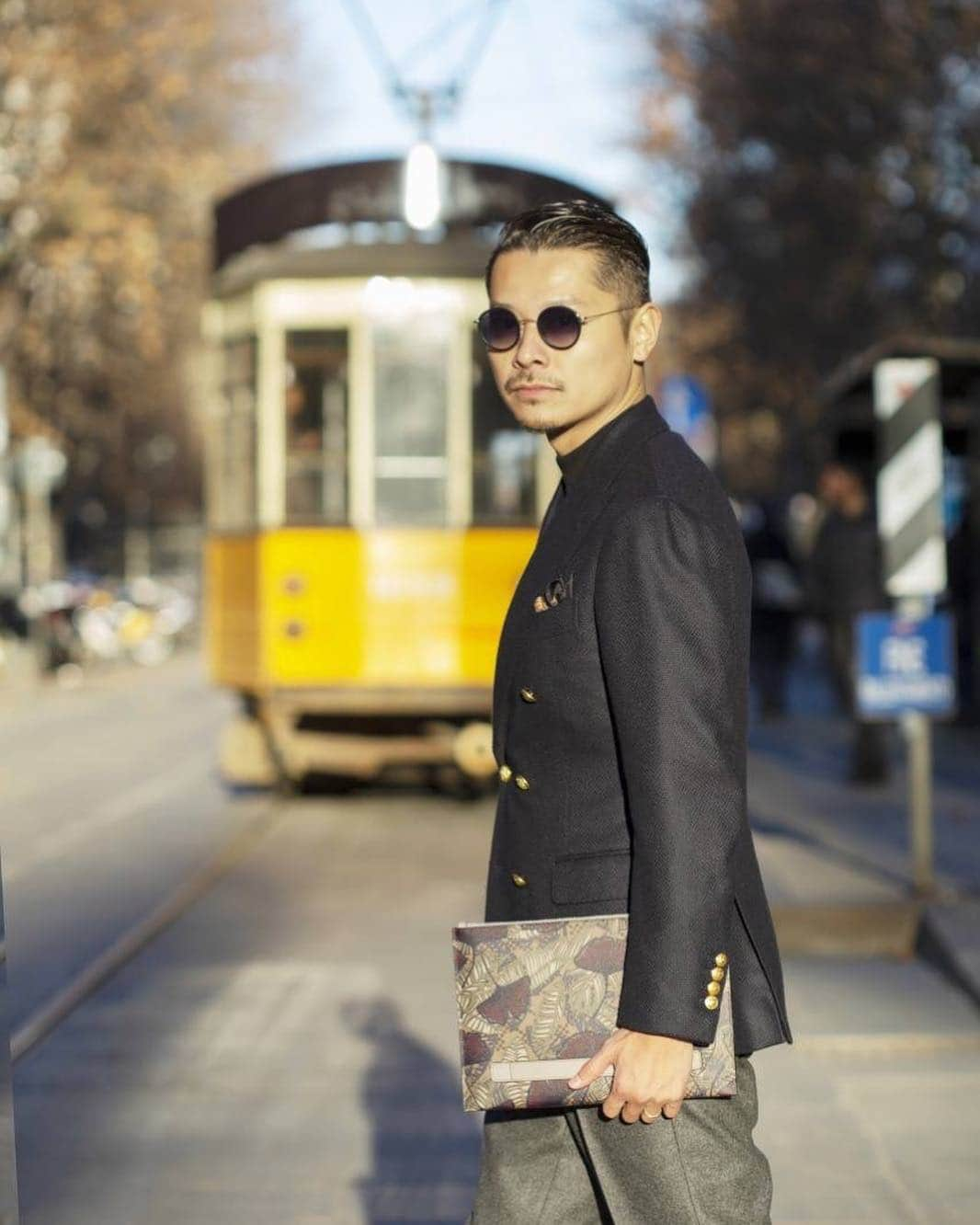 高田朋佳さんのインスタグラム写真 - (高田朋佳Instagram)「“morning scene in Milan...” ———————————————————————— #fashion #mensfashion #menswear #mnswr #mensstreetstyle #streetstyle #streetfashion #menwithstyle #menwithclass #menwithstreetstyle  #classicstyle #mensclothing #vintage #vintagefashion #vintagestyle #newclassic  #modernclassic」4月16日 16時19分 - tomoyoshi_takada