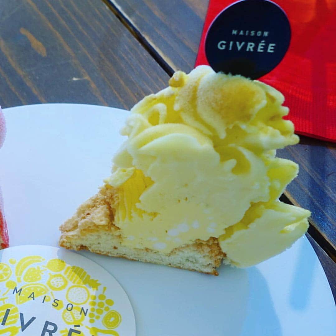 里井真由美さんのインスタグラム写真 - (里井真由美Instagram)「パイナップルのアイスケーキ！沖縄 西表島(いりおもてじま)アララガマ農園さんの「ピーチパイン」が使われてます。初夏の新作が予約販売開始してまーす💚💖 ・ ・ 人気パティスリー @maison.givree メゾンジブレーの @hiroyuki_emori 江森シェフが、 ココナッツや南国フルーツでピニャコラーダ風でリース型のアイスケーキに仕上げて下さいました🍍🍍🍍 ・ ・ →2枚め)ピーチパインは、手のひらに収まるくらいの小ぶりなサイズ →3枚め動画) パカッと切ったらジュースがほとばしるよう😆❤️ ・ ・ ピーチパインの糖度は 何と21度‼️ ・ 通常のパインは15度もあれば甘いのに、いや、ほんと甘くて美味しいーー💓💓💓 ・ ・ 4/15から予約開始され、通常サイズの2倍の大きなリースも特注できますよ ・ ・ シェフの初夏の新作、盛りだくさん出揃っているのでまた更新しますね♥️ ・ ・ #アララガマ農園 #アララガマ#ピーチパイン#西表島#メゾンジブレー #1級フードアナリスト里井真由美 #ありが糖運動#ありが糖#アイスケーキ#アントルメグラッセ#さといいね#里井真由美」4月16日 16時23分 - mayumi.satoi