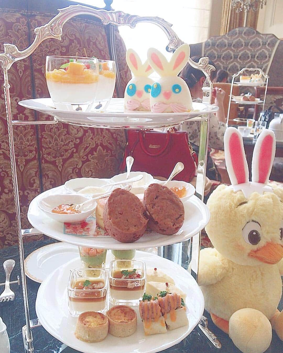 浅井麻里さんのインスタグラム写真 - (浅井麻里Instagram)「🐣🍰﻿ ﻿﻿ 東京ディズニーランドホテルの﻿ ドリーマーズラウンジで、﻿ イースターアフタヌーンティーした時の💓☕️﻿ ﻿ イースターのグッズが﻿ モチーフになってるスイーツや、﻿ ミッキーとプルートがうさたま追いかけてる﻿ デコレーションのプレート…﻿✨🍰 とっても可愛かったー❤️😍﻿ 美味しくて可愛くて幸せ❤️﻿ (最後に動画もあるよ🎥)﻿ ﻿ ﻿ 一緒に写ってるうさぴよ達は、﻿ るなちゃんが連れてきてくれたの💕🐣﻿ イースターシーズン予告の﻿ イラスト公開されたの見た時は、﻿ 特に思わなかったんだけど←﻿ ぬいぐるみとかショーのうさぴよ見たら﻿ めっちゃ可愛く思えてきた…💕(๑˃̵ᴗ˂̵)ノ（笑）﻿ ﻿ ﻿ #ディズニーイースター#ディズニーランドホテル#ドリーマーズラウンジ#ディズニーイースター2019#うさピヨ#うさたま#アフタヌーンティー#ディズニースイーツ#disneylandhotel#disneyeaster#afternoontea」4月16日 16時23分 - mari_asai_625