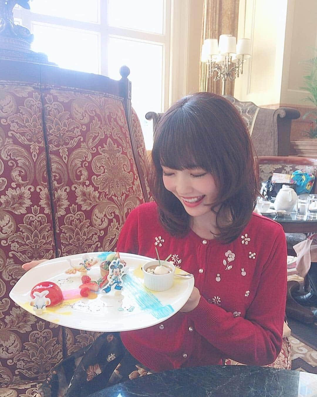 浅井麻里さんのインスタグラム写真 - (浅井麻里Instagram)「🐣🍰﻿ ﻿﻿ 東京ディズニーランドホテルの﻿ ドリーマーズラウンジで、﻿ イースターアフタヌーンティーした時の💓☕️﻿ ﻿ イースターのグッズが﻿ モチーフになってるスイーツや、﻿ ミッキーとプルートがうさたま追いかけてる﻿ デコレーションのプレート…﻿✨🍰 とっても可愛かったー❤️😍﻿ 美味しくて可愛くて幸せ❤️﻿ (最後に動画もあるよ🎥)﻿ ﻿ ﻿ 一緒に写ってるうさぴよ達は、﻿ るなちゃんが連れてきてくれたの💕🐣﻿ イースターシーズン予告の﻿ イラスト公開されたの見た時は、﻿ 特に思わなかったんだけど←﻿ ぬいぐるみとかショーのうさぴよ見たら﻿ めっちゃ可愛く思えてきた…💕(๑˃̵ᴗ˂̵)ノ（笑）﻿ ﻿ ﻿ #ディズニーイースター#ディズニーランドホテル#ドリーマーズラウンジ#ディズニーイースター2019#うさピヨ#うさたま#アフタヌーンティー#ディズニースイーツ#disneylandhotel#disneyeaster#afternoontea」4月16日 16時23分 - mari_asai_625