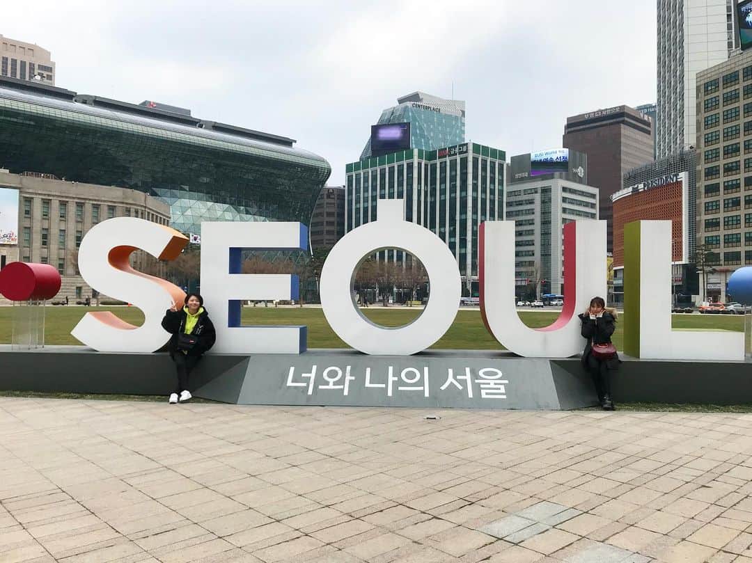 岩村菜々美さんのインスタグラム写真 - (岩村菜々美Instagram)「#韓国旅行 の写真、最後!! 観光地らしいところで観光客っぽい写真を撮る。醍醐味。 楽しかったなー！ また行きたい！ #韓国 #旅行 #思い出 そして最後に韓国っぽくないスイーツってゆーねw . . . 私の思い出メモとして。 あとから知ったんだけど、 帰る日、同じ空港から数時間前に東方神起が日本へ 数時間前に空港へ来てたら... 数時間前の飛行機を予約していれば... これも運命。 神様がごほうびをくれるには まだまだ努力が足りないようですね。 頑張ります!!」4月16日 16時24分 - nanami1120