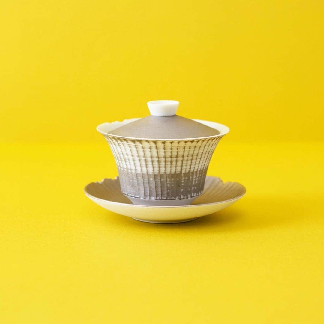 Hanako公式さんのインスタグラム写真 - (Hanako公式Instagram)「毎日使いたい道具があればお茶の時間は楽しくなります。﻿ ﻿ 小林千恵さんの蓋碗。細い縞をたくさん入れて、碗と皿の縁の一部をわざと虫食いのように欠けさせているデザインで、いぶし銀のような土絵付けで仕上げられています🕊﻿ ﻿ 【Hanako_1170号お茶特集より】﻿ #Hanako #Hanako_magazine #Hanako30th #小林千恵 #器好き #暮らしの道具 #和食器 #和食器のある暮らし #お茶好き #日本茶カフェ #ほうじ茶 #抹茶 #cafestagram #japanesegreentea #greentea #japanesetea #instacafe #タピオカ #タピ活 #アフタヌーンティー #カフェ好き #東京カフェ #カフェ #カフェ巡り #カフェスタグラム #カフェ活 #カフェ部#カフェ好きな人と繋がりたい #cafe #photoby_kiichifukudai」4月16日 16時25分 - hanako_magazine