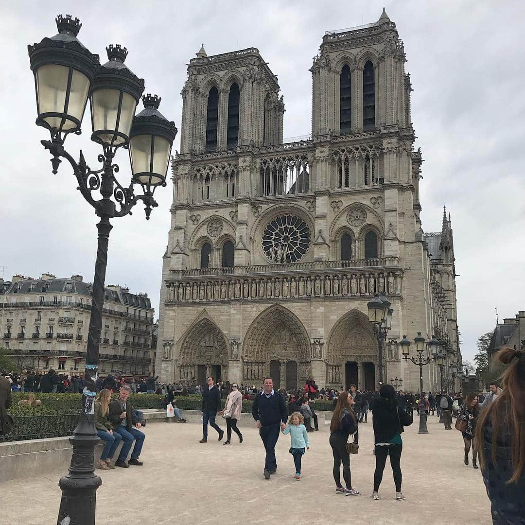 メッチェン・アミックさんのインスタグラム写真 - (メッチェン・アミックInstagram)「Feeling so sorry for the people of France. This is a heartbreaking and catastrophic loss to everyone around the globe 💔 These #notredame pix are from our trip to Paris just last spring - April of 2018」4月16日 16時37分 - madchenamick