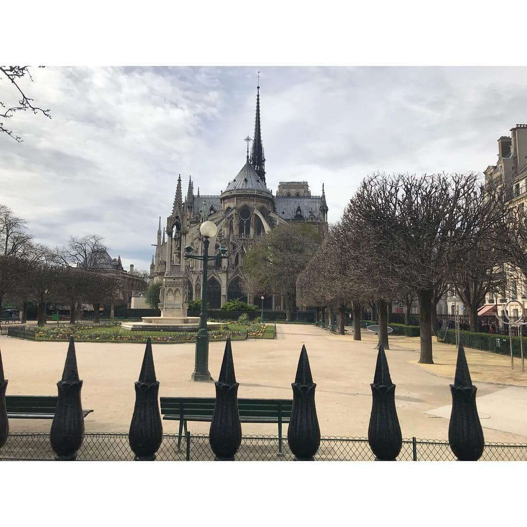 メッチェン・アミックさんのインスタグラム写真 - (メッチェン・アミックInstagram)「Feeling so sorry for the people of France. This is a heartbreaking and catastrophic loss to everyone around the globe 💔 These #notredame pix are from our trip to Paris just last spring - April of 2018」4月16日 16時37分 - madchenamick